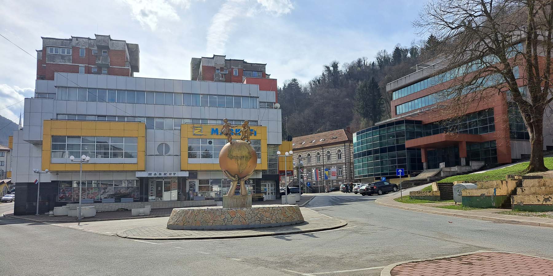 9 Spomenik miru u centru Srebrenice