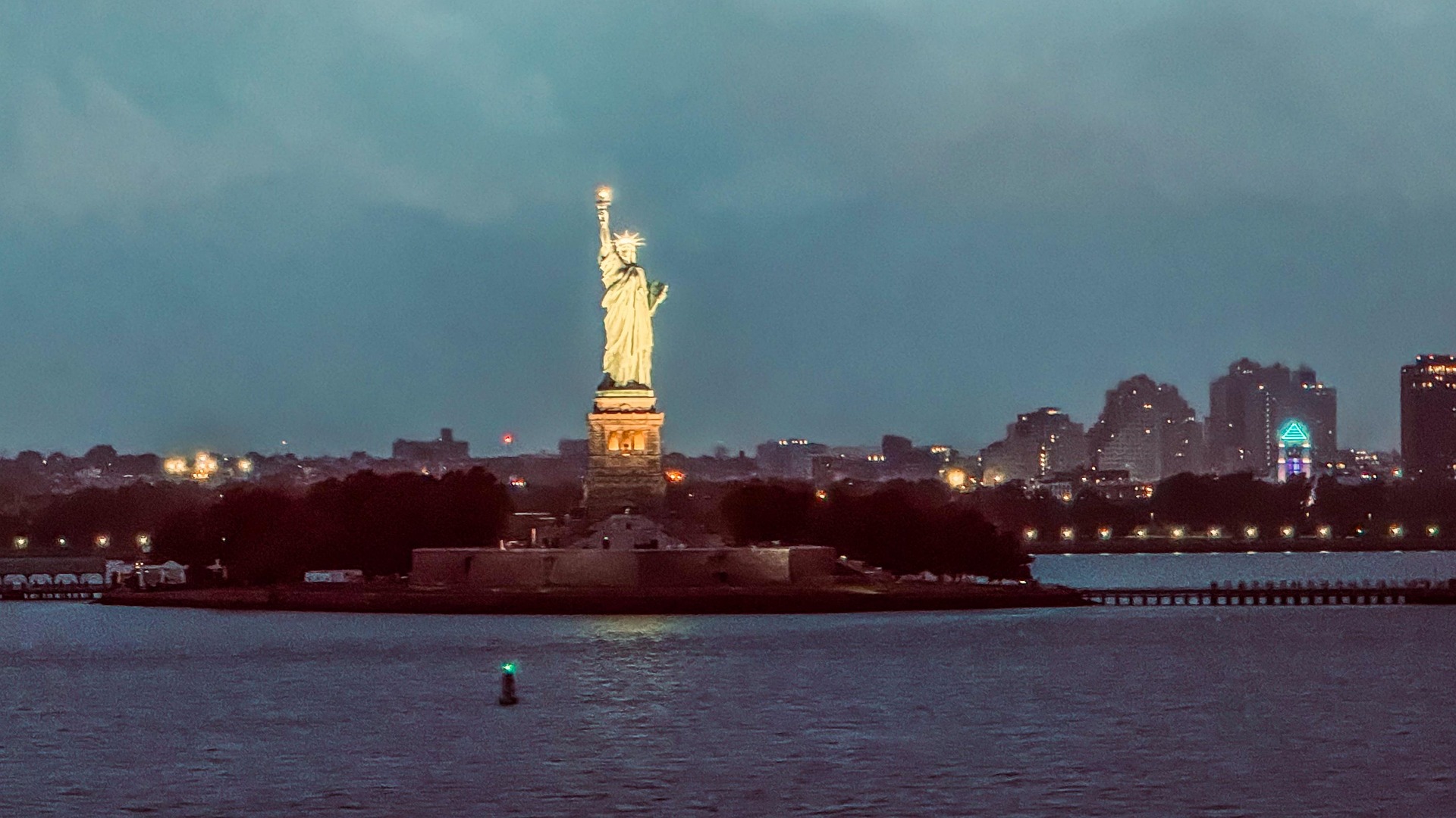 statue-of-liberty-9062451_1920