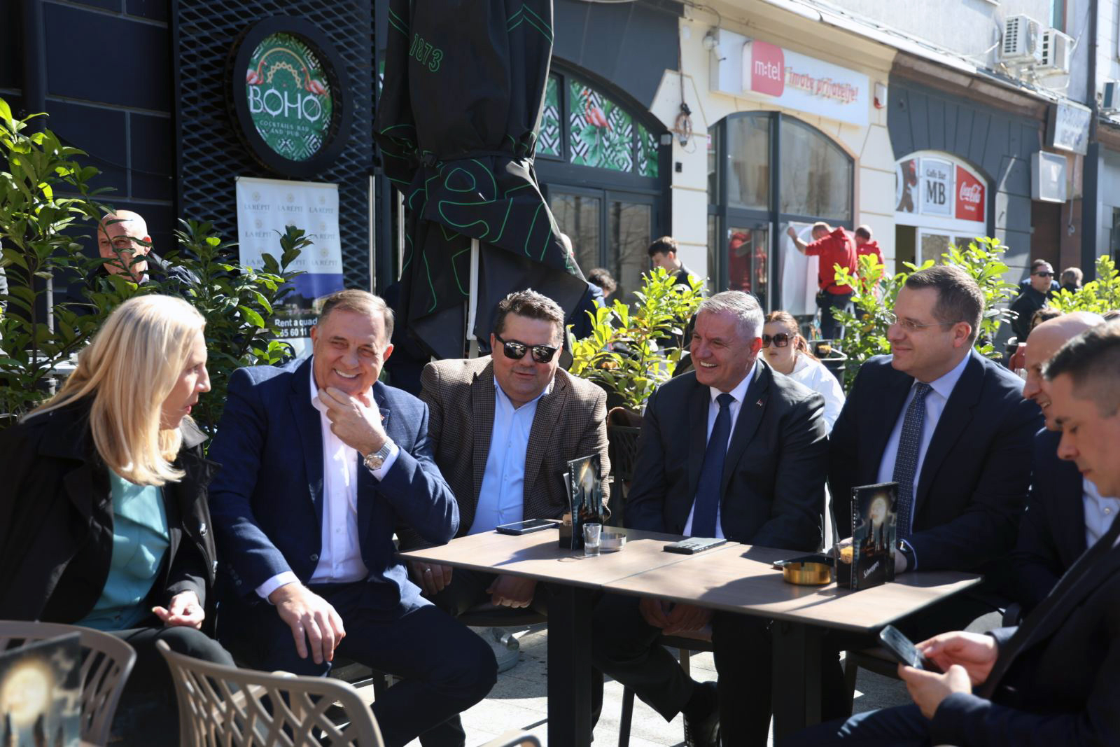 Бањалука - Додик на кафи са најближ