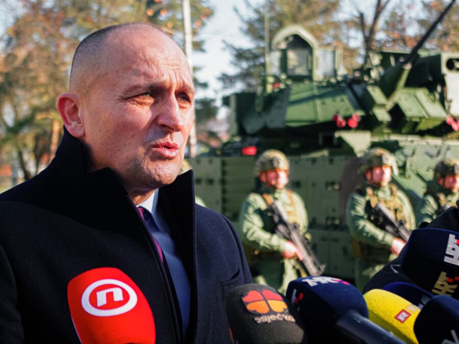 1737545773-anusic-900x675