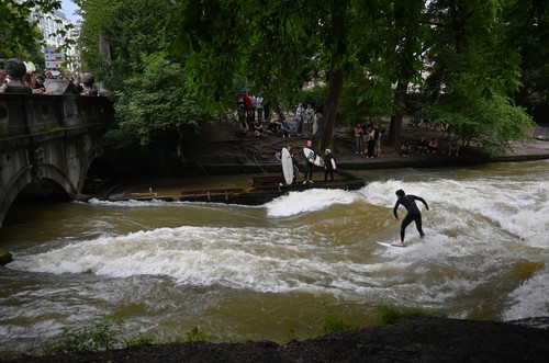 Der Eisbach - als linke Ableitung der Isar - ist der stärkste Bach im Englischen Garten in München. Eine Steinstufe an d