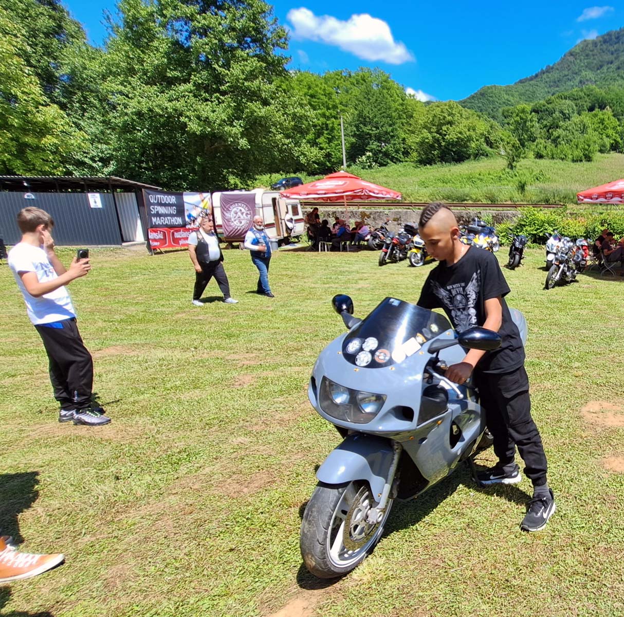 4 Adoris ima 12 godina i  motorom pravi neobične zvukove