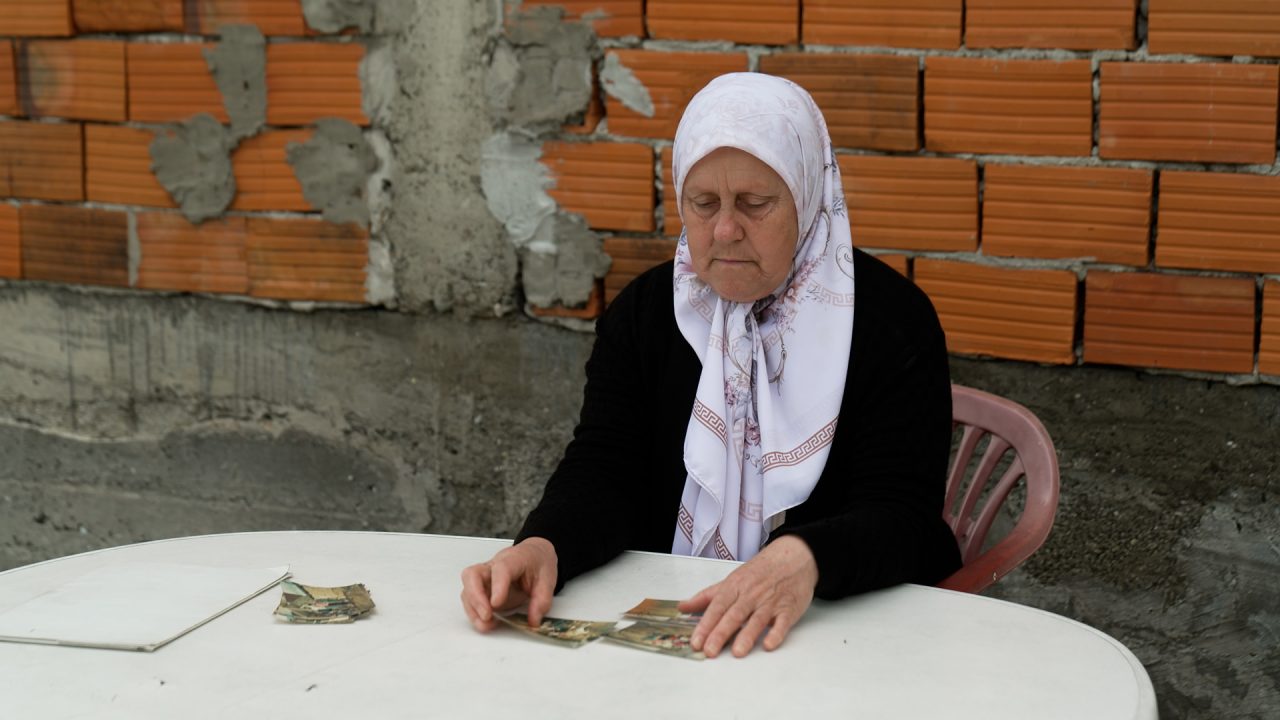 Safeta Sinanović sa fotografijama djece u Suhoj