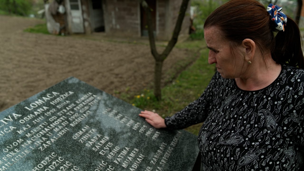 Derviša Hodžić ispred spomenika stradalima u Suhoj