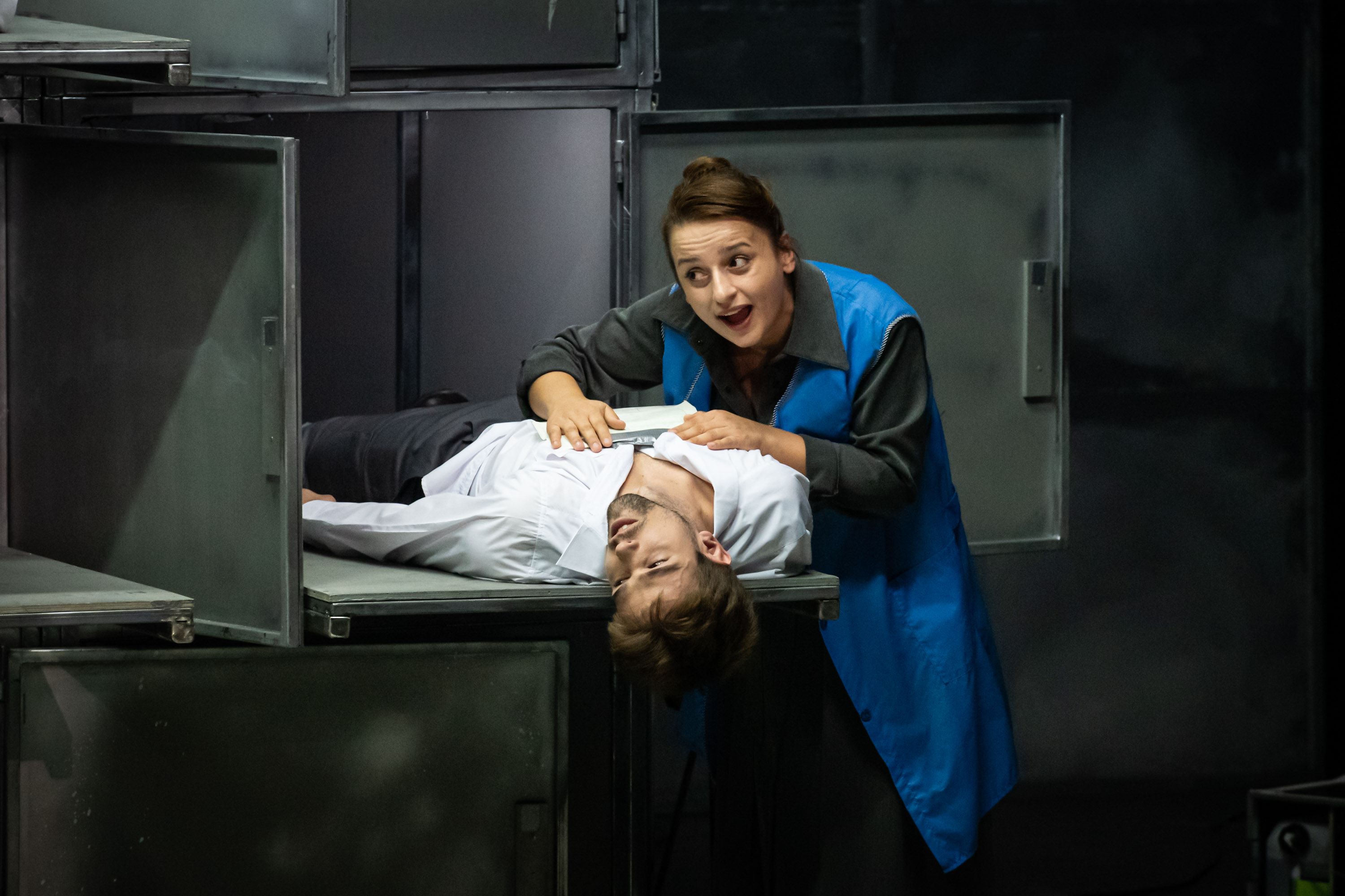 Što na podu spavaš