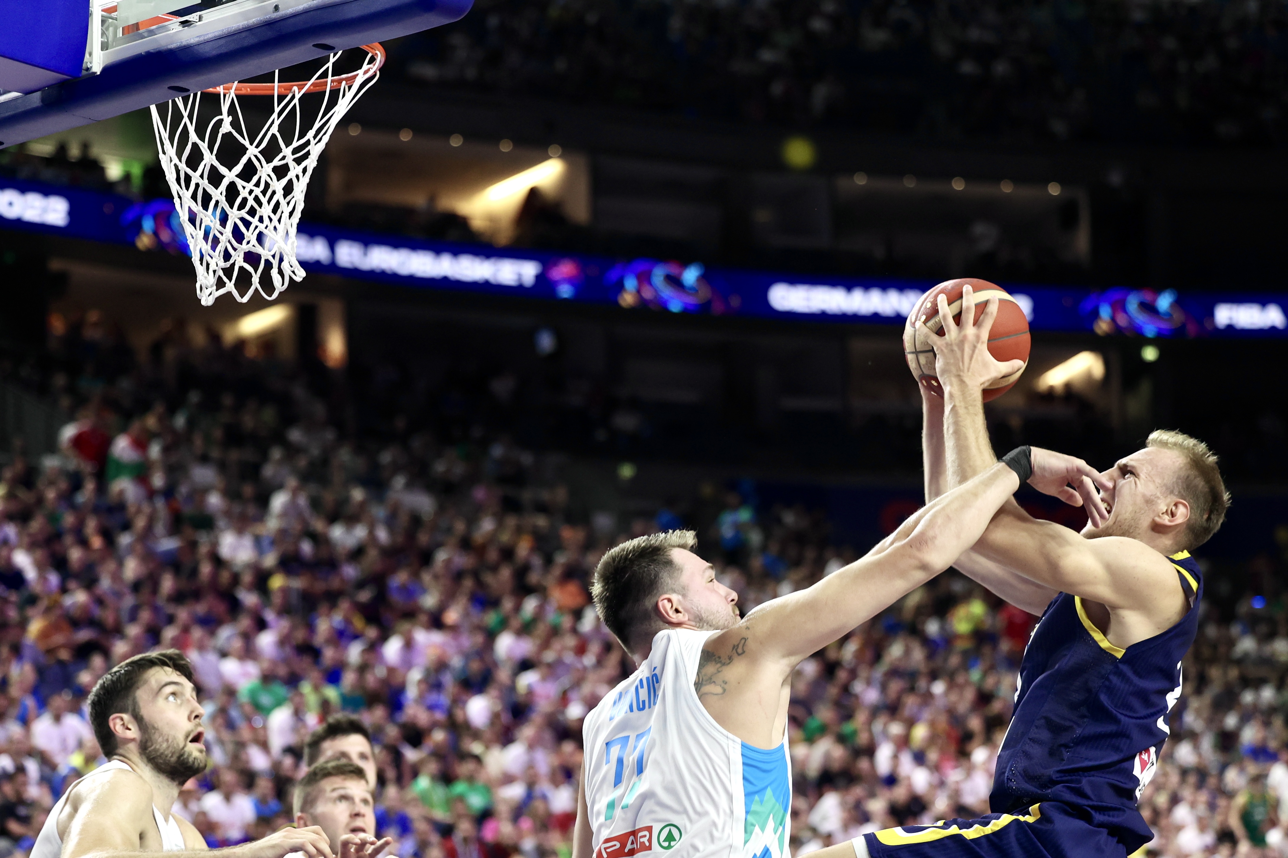 Luka Dončić vs Adin Vrabac Bosna Slovenija