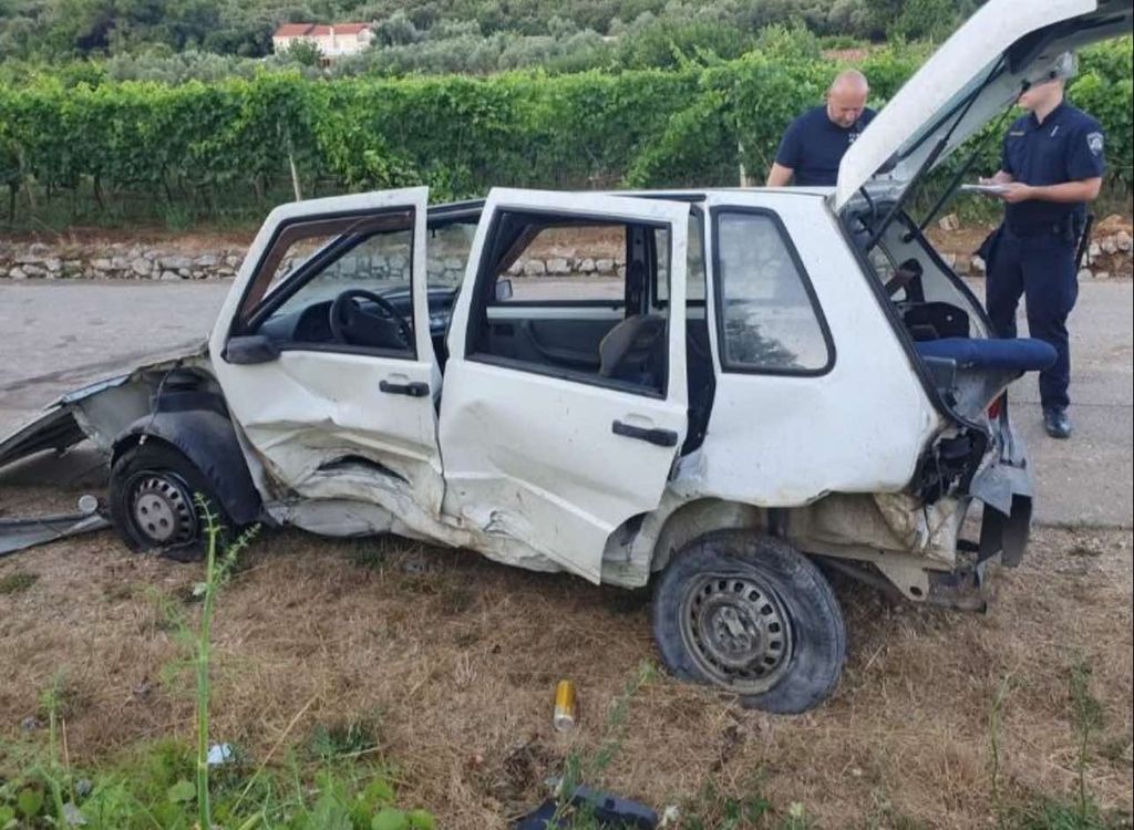 63108927-automobil-u-kojem-se-vozilo-10-osoba