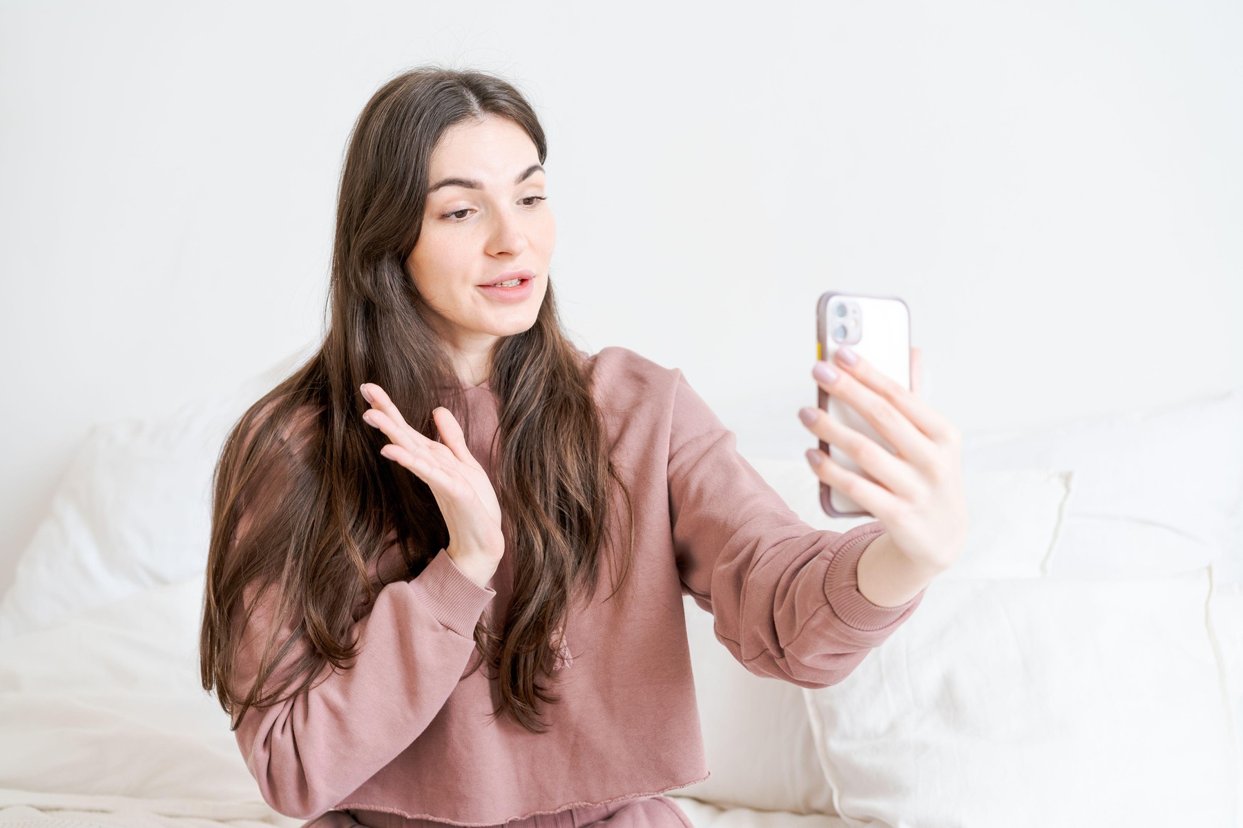 žena se fotografiše mobitelom