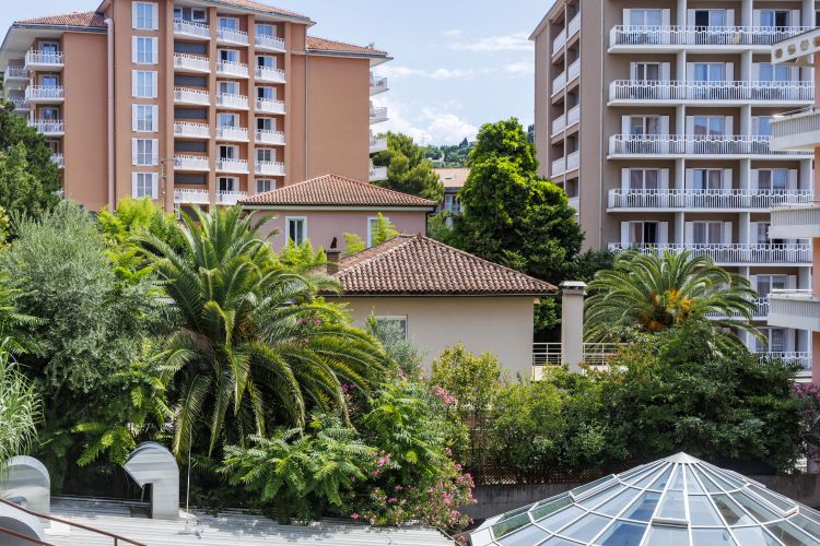 Vlasnik vile, koja se nalazi na približno 1.200 kvadratnih metara zemljišta u samom centru Portoroža, je Đorđe Đurić, 35-godišnji državljanin i biznismen Srbije koji je prošlog juna stavljen na američku listu sankcija. Tomaž Primožič/FPA