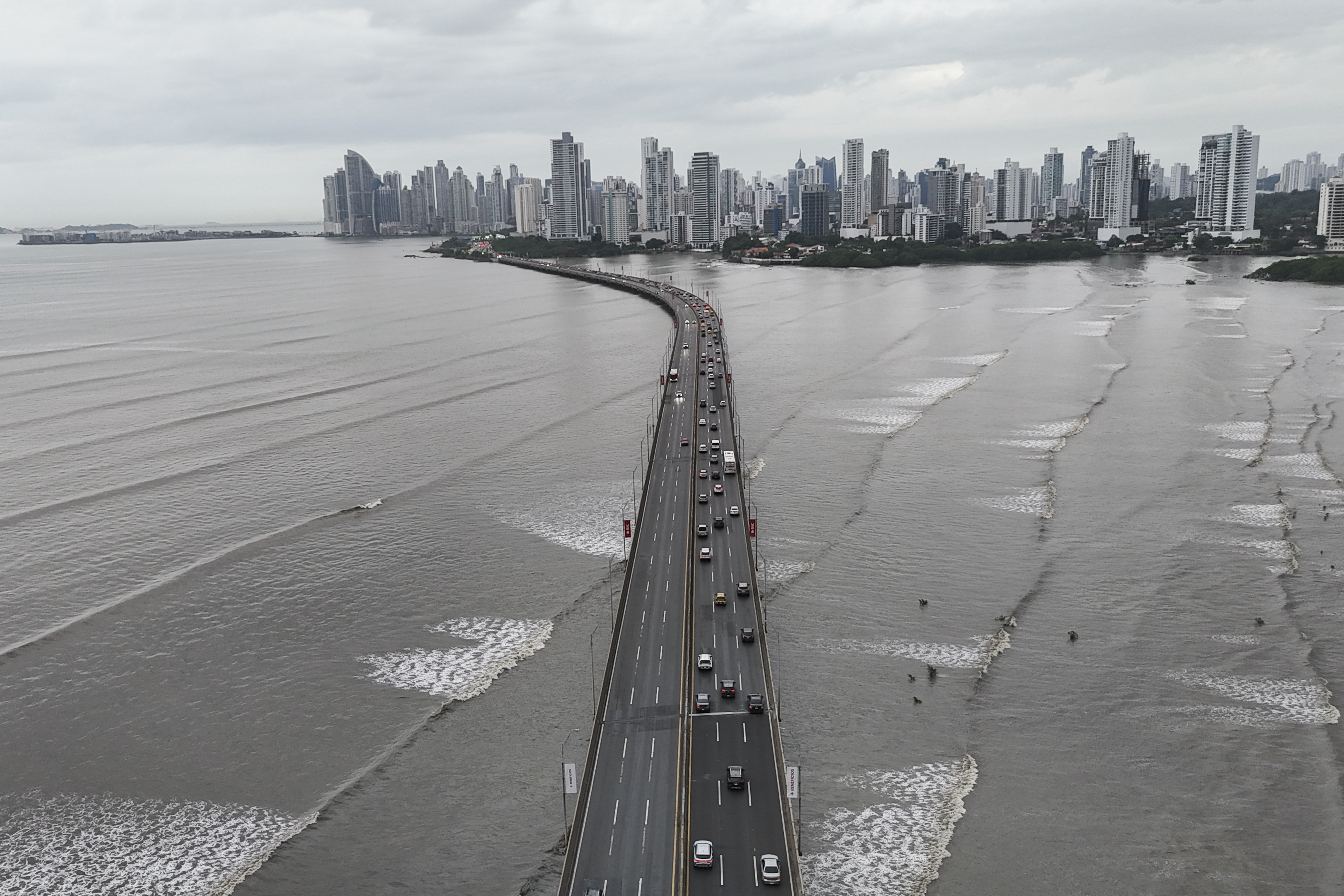 Cars are at a standstill along the Pan-American Highway in Panama City, Wednesday, July 30, 2025, following a tsunami warning after a powerful earthquake struck off the coast of Russia early Wednesday. (AP Photo/Matias Delacroix)