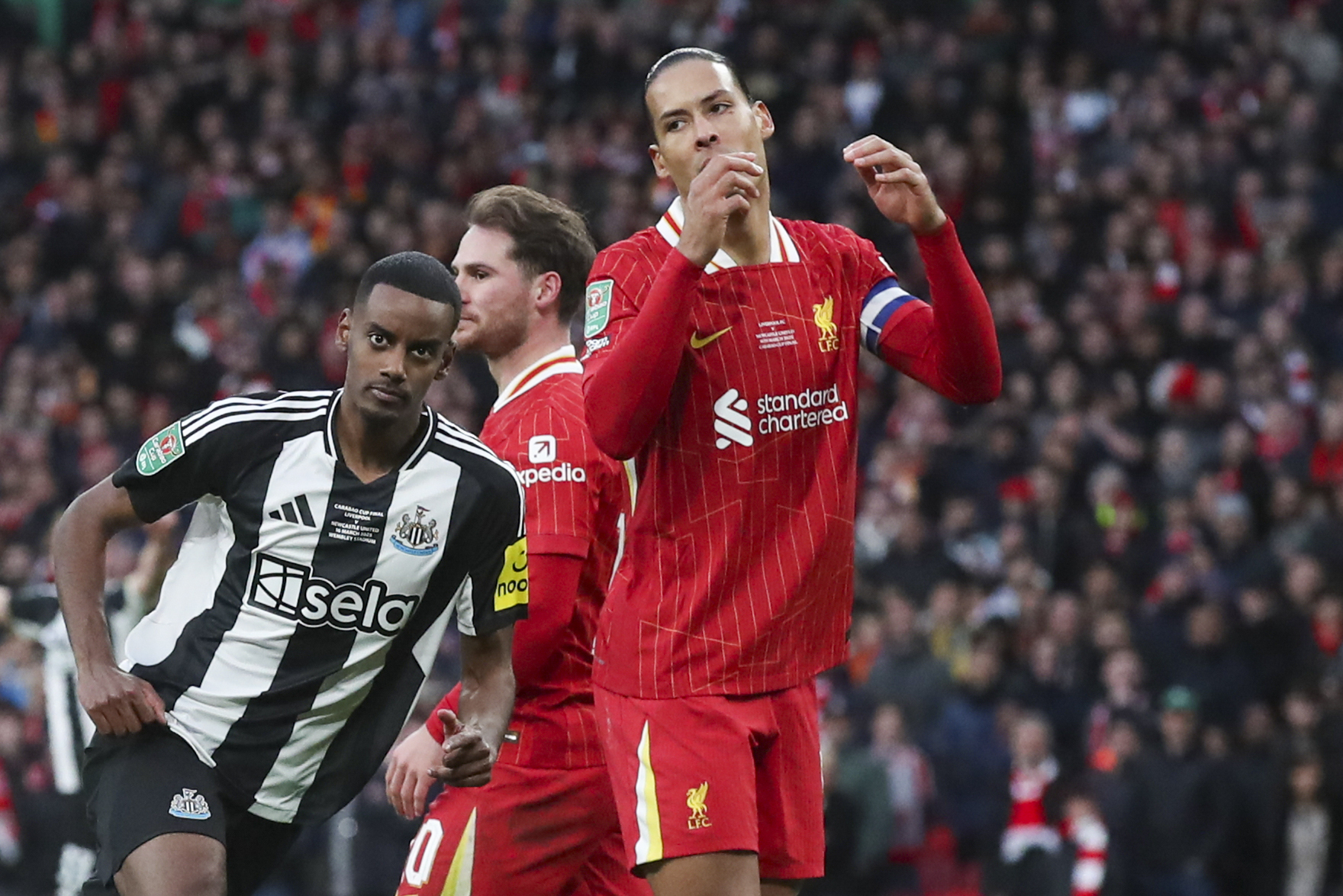 Newcastle's Alexander Isak, left, celebrates after scoring his side's second goal during the EFL Cup final soccer match between Liverpool and Newcastle at Wembley Stadium in London, Sunday, March 16, 2025. (AP Photo/Scott Heppell)