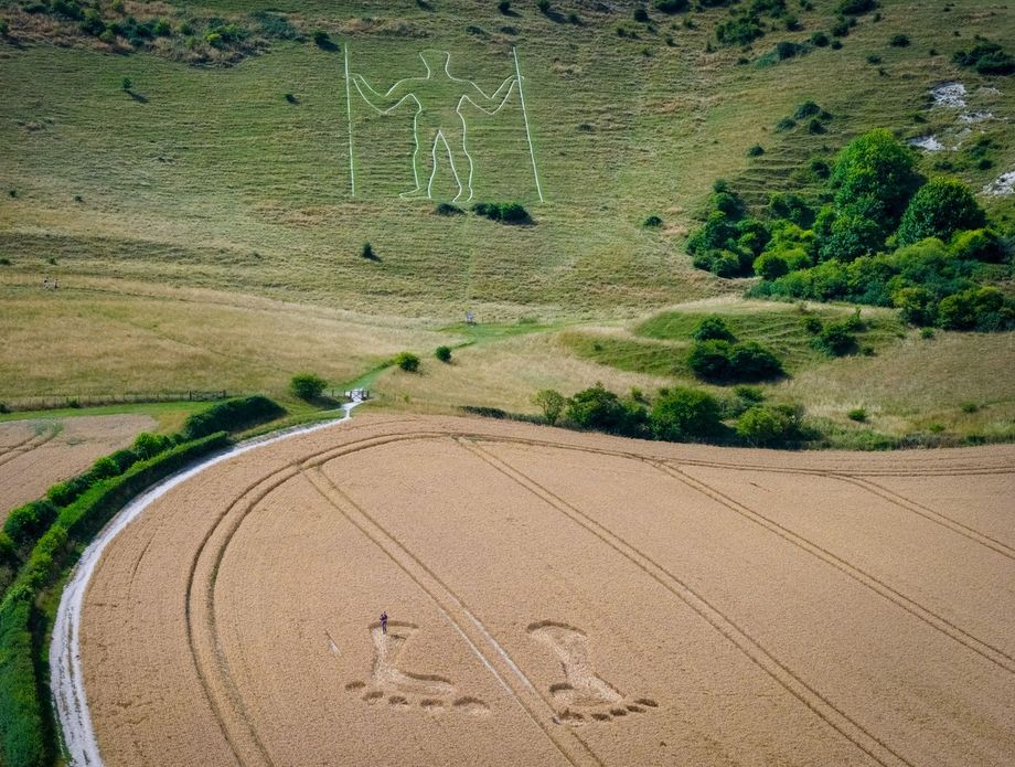 63126932-long-man-iz-wilmingtona-i-otisci-u-polju