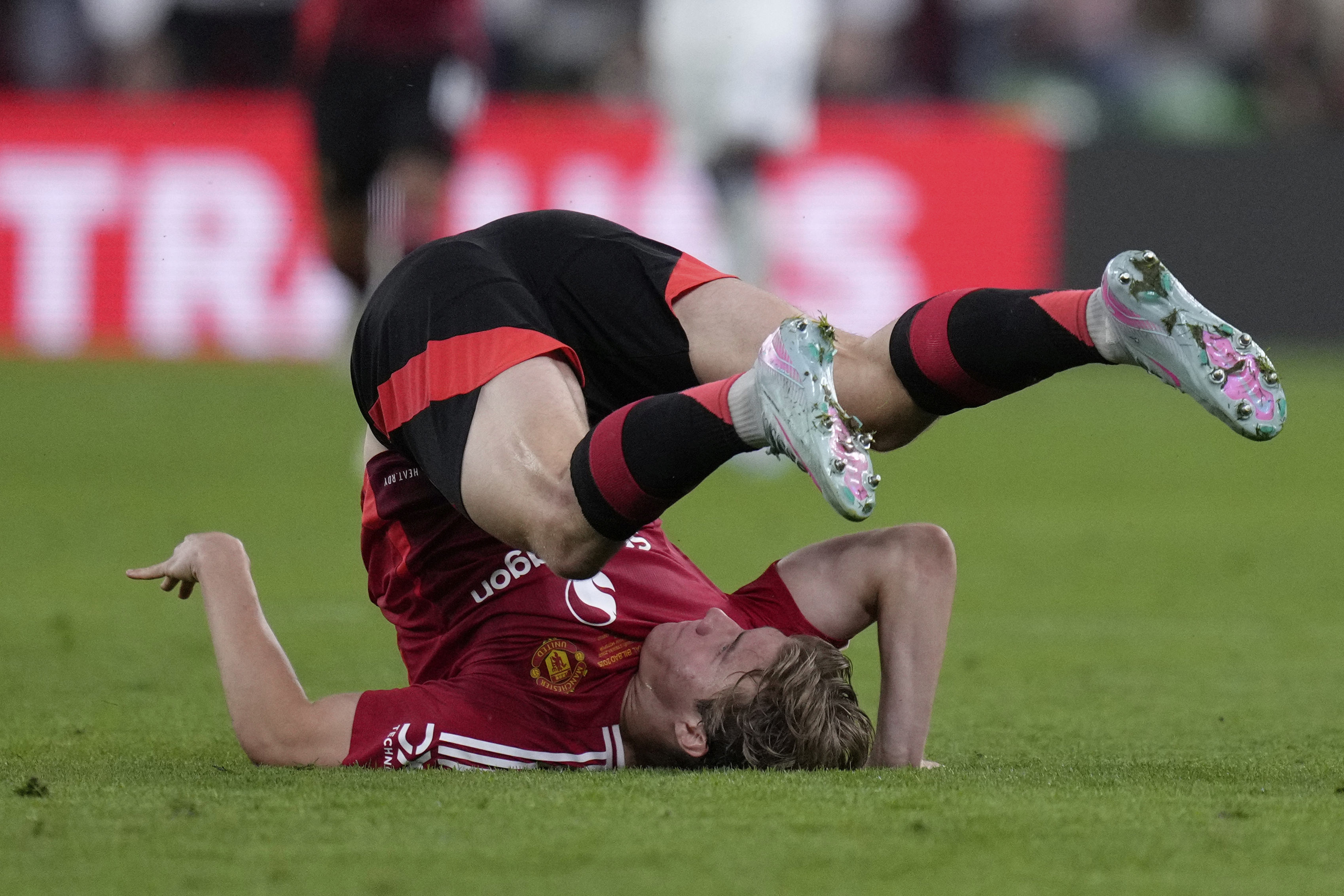 Manchester United's Rasmus Hojlund falls to the ground during the Europa League final soccer match between Tottenham Hotspur and Manchester United at the San Mames Stadium in Bilbao, Spain, Wednesday, May 21, 2025. (AP Photo/Bernat Armangue)