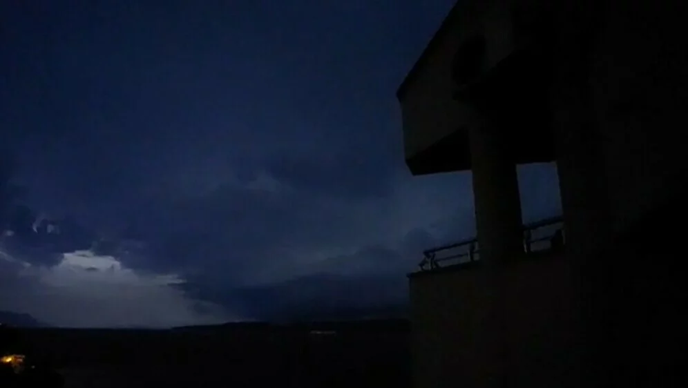 63130353-olujni-oblaci-nad-bracem