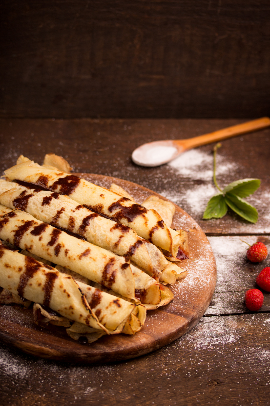 Savršene zlatno smeđe palačinke složene na tanjuru s voćem