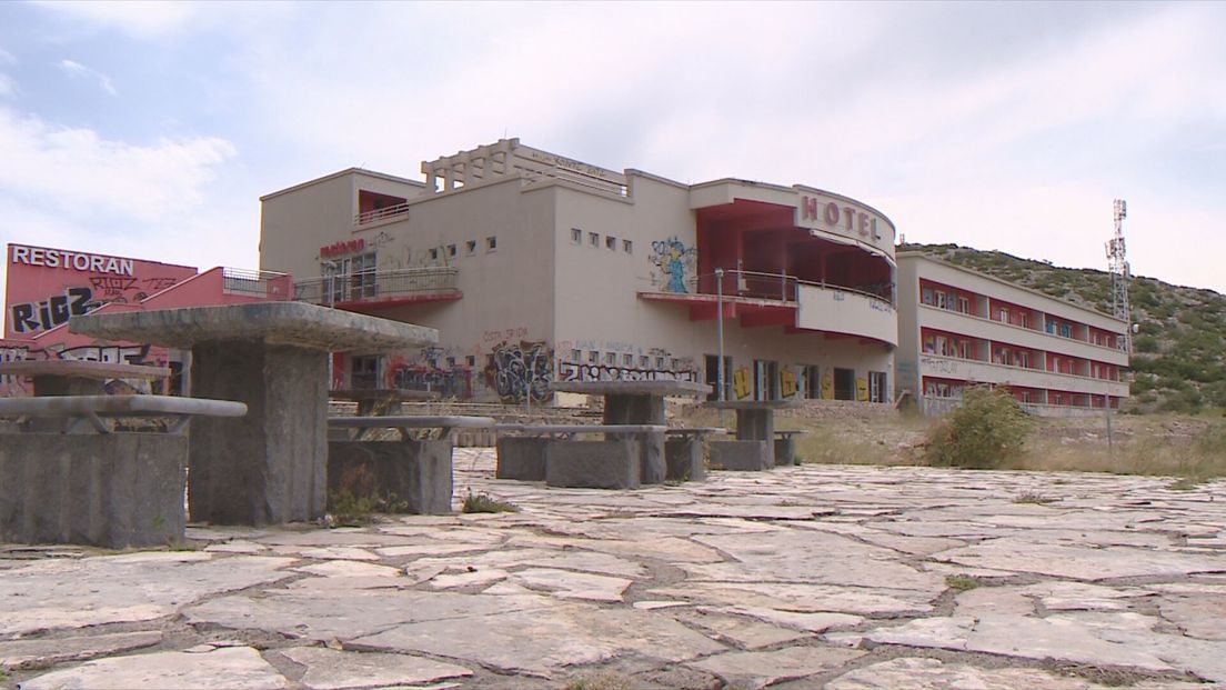 63136367-napusteni-hotel-na-odmoristu-marune