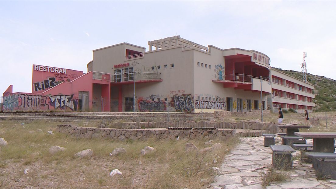 63136370-napusteni-hotel-na-odmoristu-marune