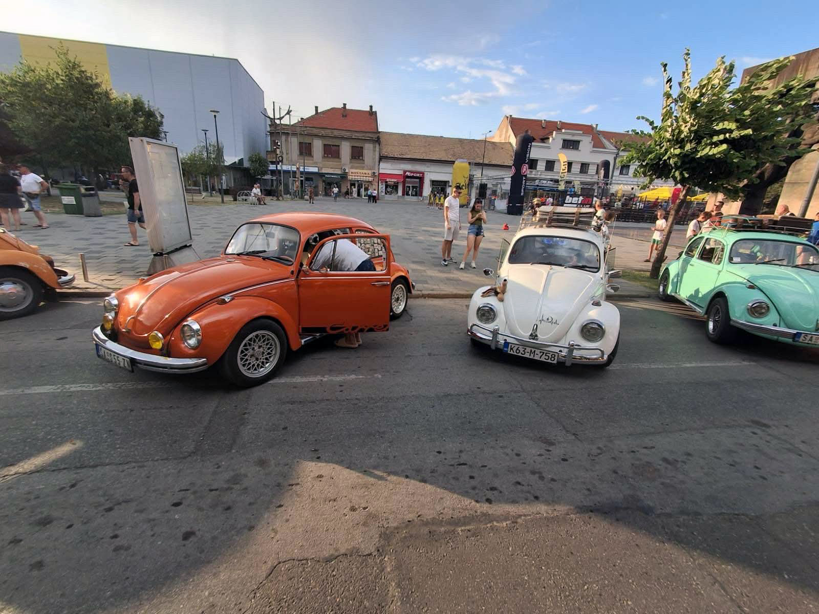 БИЈЕЉИНА, 16. АВГУСТА /СРНА/ -  "Фолксваген" олдтајмери продефиловали су данас улицама Бијељине у оквиру Девете манифестације "Бубијада".