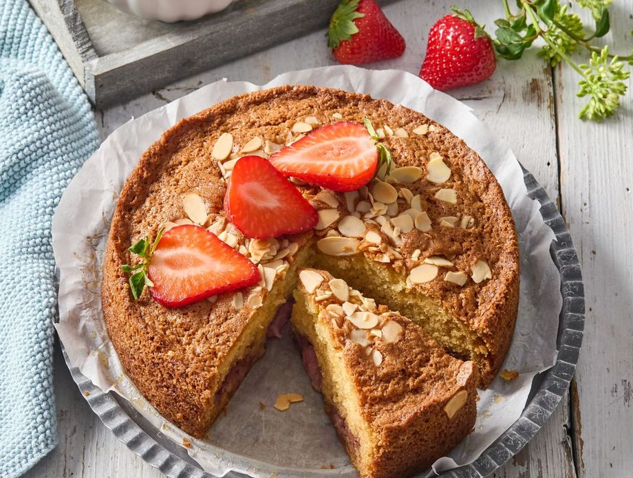 63137550-torta-od-jagoda-i-badema