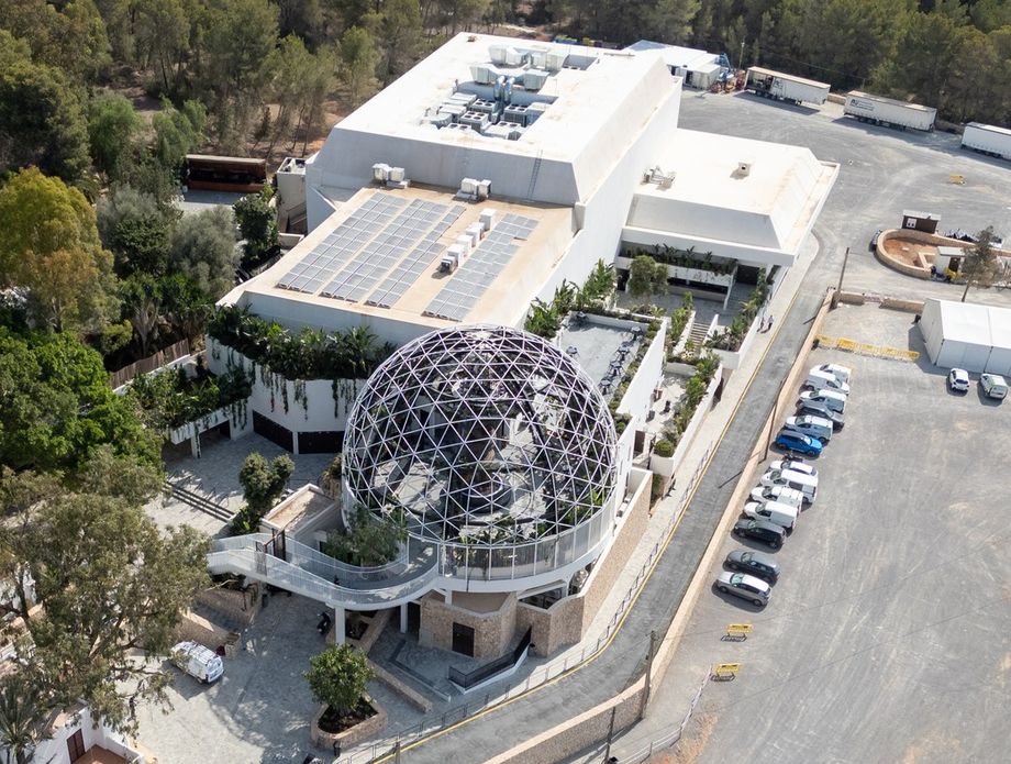 63138702-najveci-nocni-klub-unvrs-na-ibizi