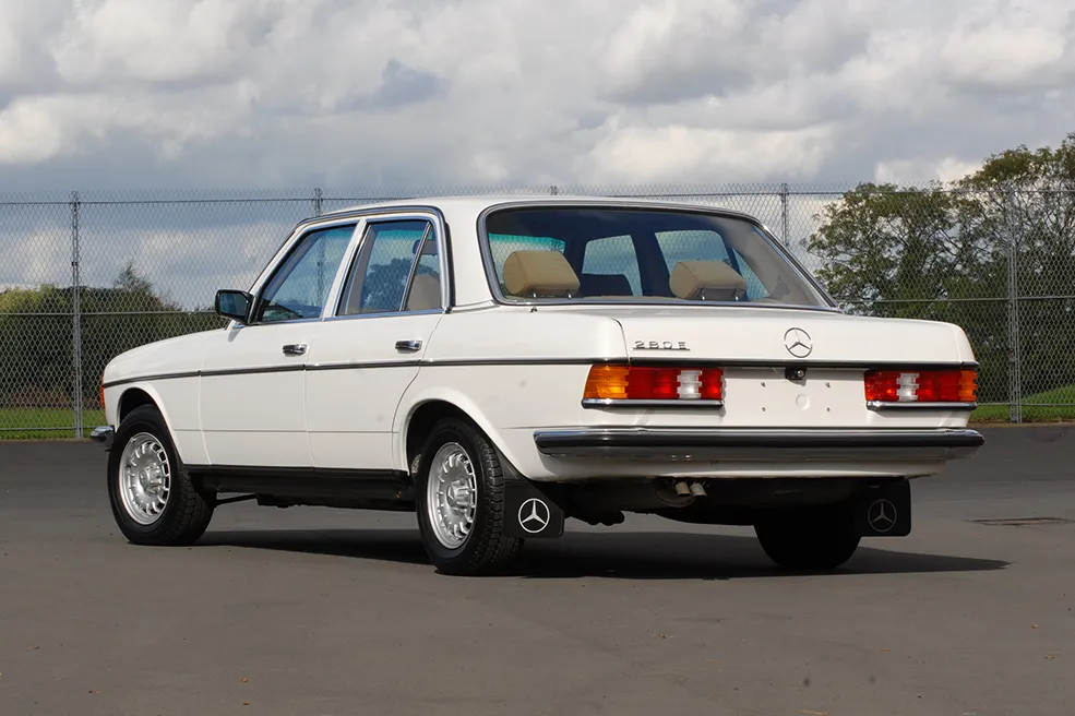 Mercedes-W123-27 neuništivi automobil
