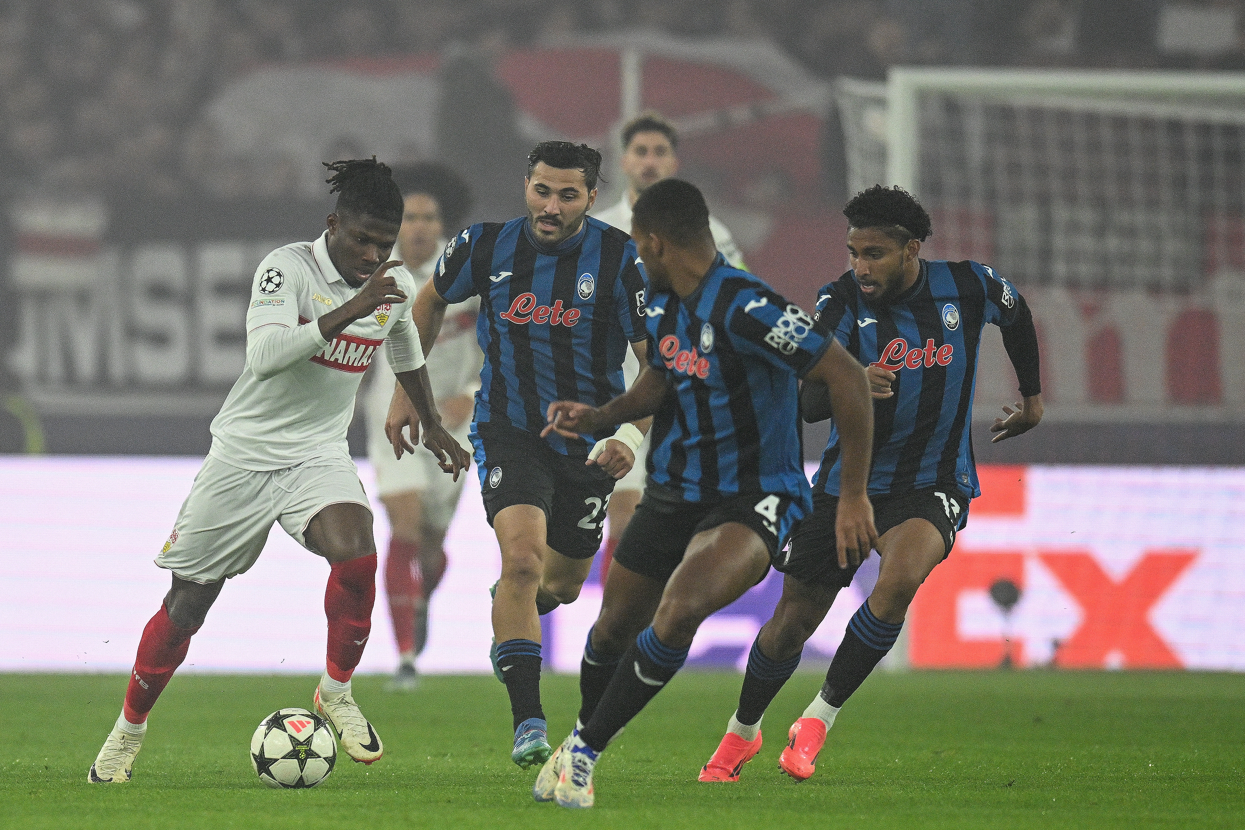 Stuttgart's Malian forward #10 El Bilal Toure (L)