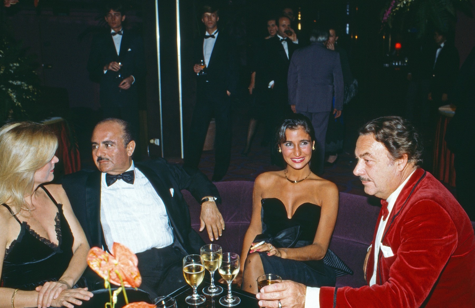 Adnan Kashoggi (2. v. l.) bei einer Abendveranstaltung mit Alfonso Prinz von Hohenlohe Langenburg (rechts) in Marbella