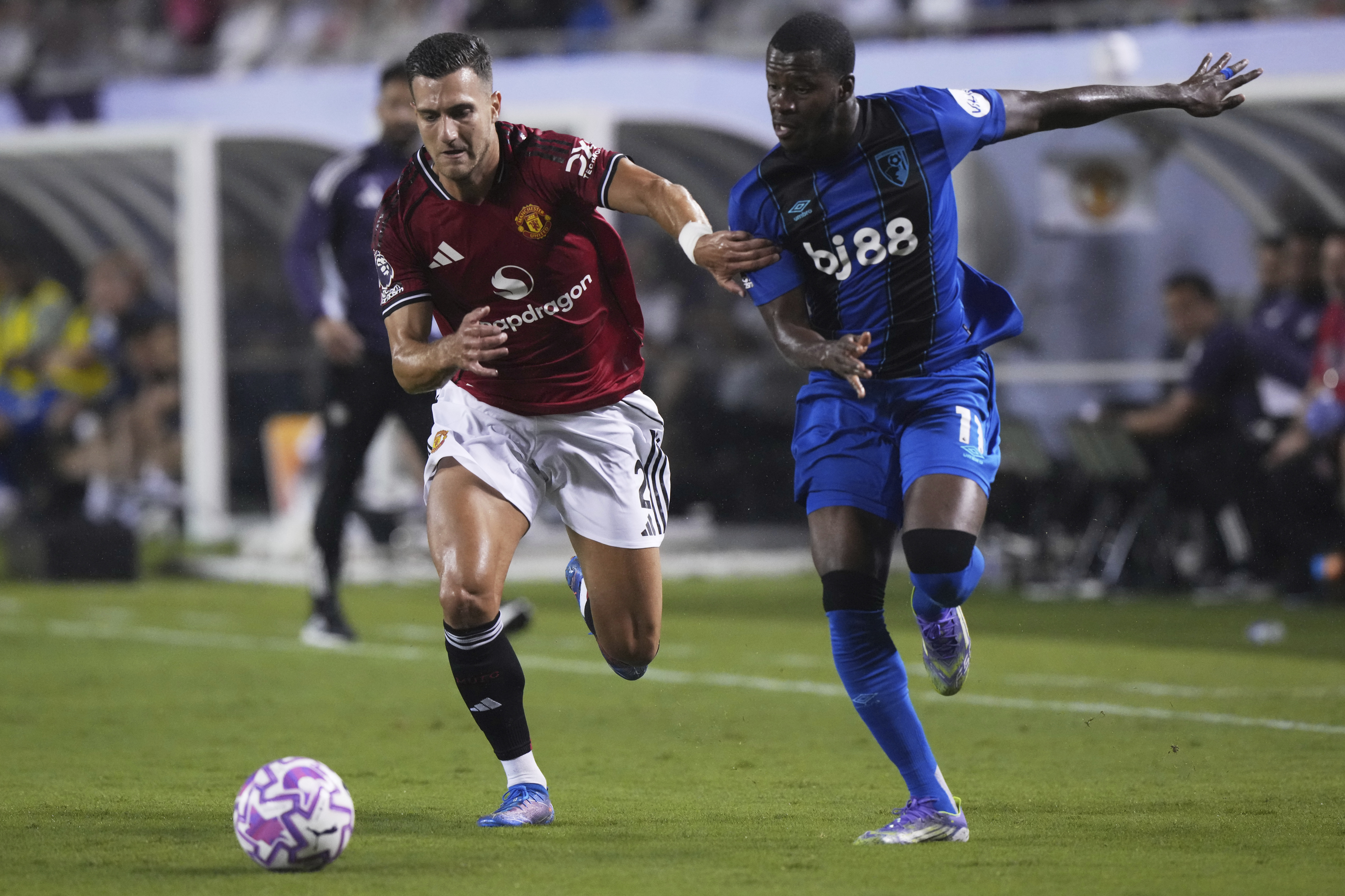 Manchester United defender Victor Lindelöf, left, and Bournemouth forward Dango Ouattara chase as they battle for the ball during the first half of the Premier League Summer Series soccer game in Chicago, Wednesday, July 30, 2025. (AP Photo/Nam Y. Huh)