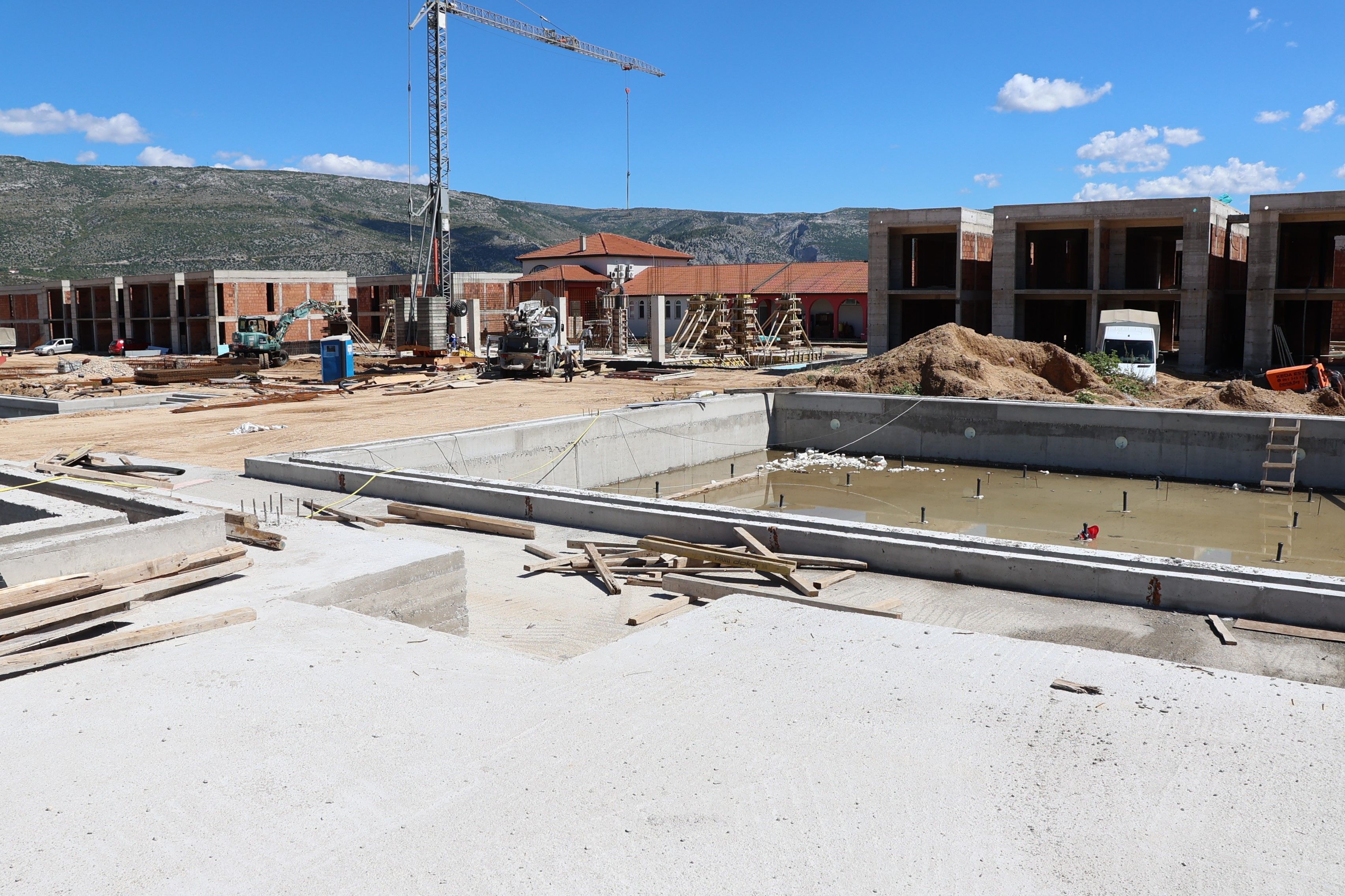 MOSTAR, 2. septembra (FENA) - Aquapark u Mostaru gradi domaći, a ne strani investitor kako je to ranije objavljeno u nekim medijima, potvrdio je za Fenu predsjednik Gradskog vijeća (GV) Mostara Đani Rahimić.(Foto FENA/Mario Obrdalj)