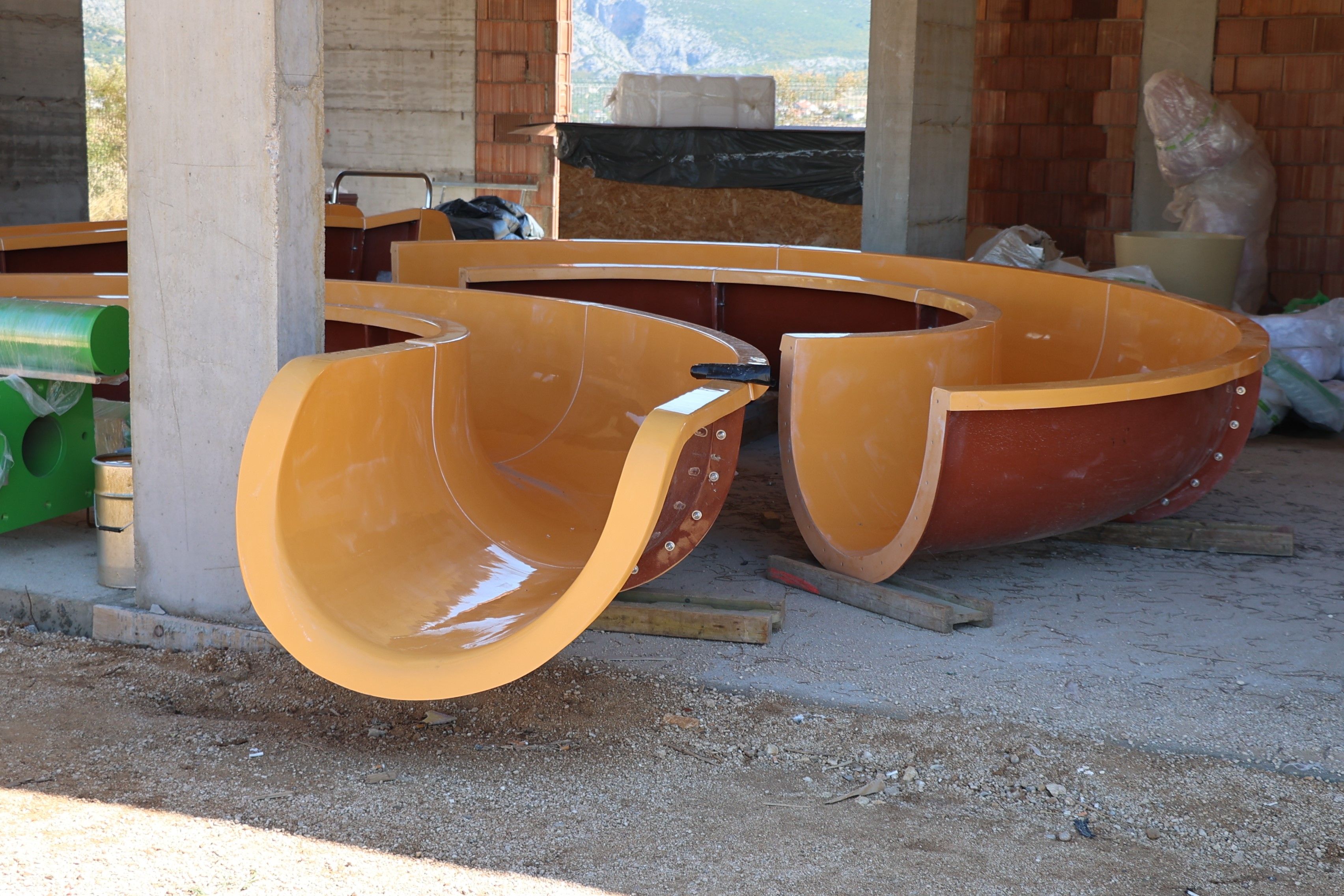 MOSTAR, 2. septembra (FENA) - Aquapark u Mostaru gradi domaći, a ne strani investitor kako je to ranije objavljeno u nekim medijima, potvrdio je za Fenu predsjednik Gradskog vijeća (GV) Mostara Đani Rahimić.(Foto FENA/Mario Obrdalj)