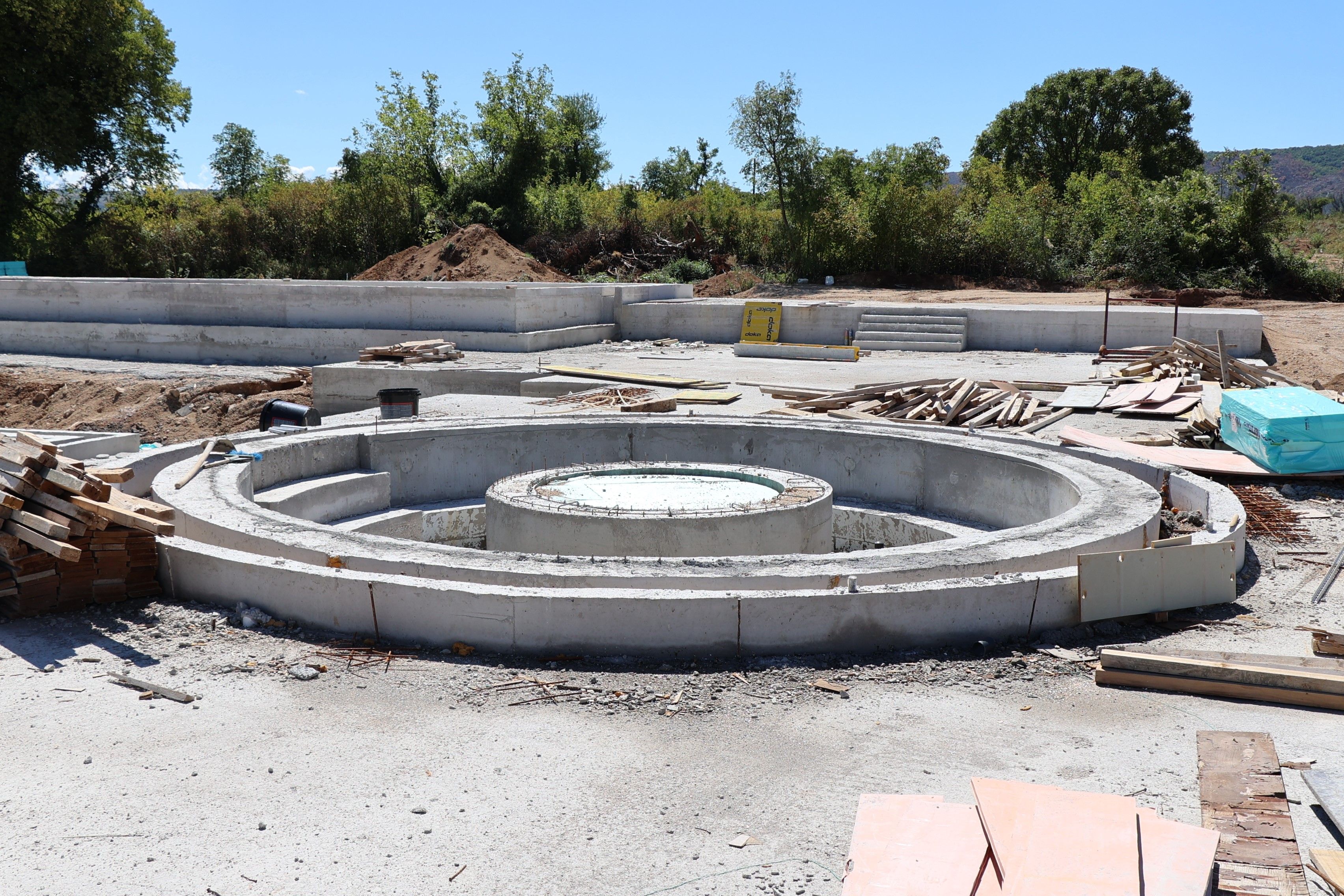 MOSTAR, 2. septembra (FENA) - Aquapark u Mostaru gradi domaći, a ne strani investitor kako je to ranije objavljeno u nekim medijima, potvrdio je za Fenu predsjednik Gradskog vijeća (GV) Mostara Đani Rahimić.(Foto FENA/Mario Obrdalj)