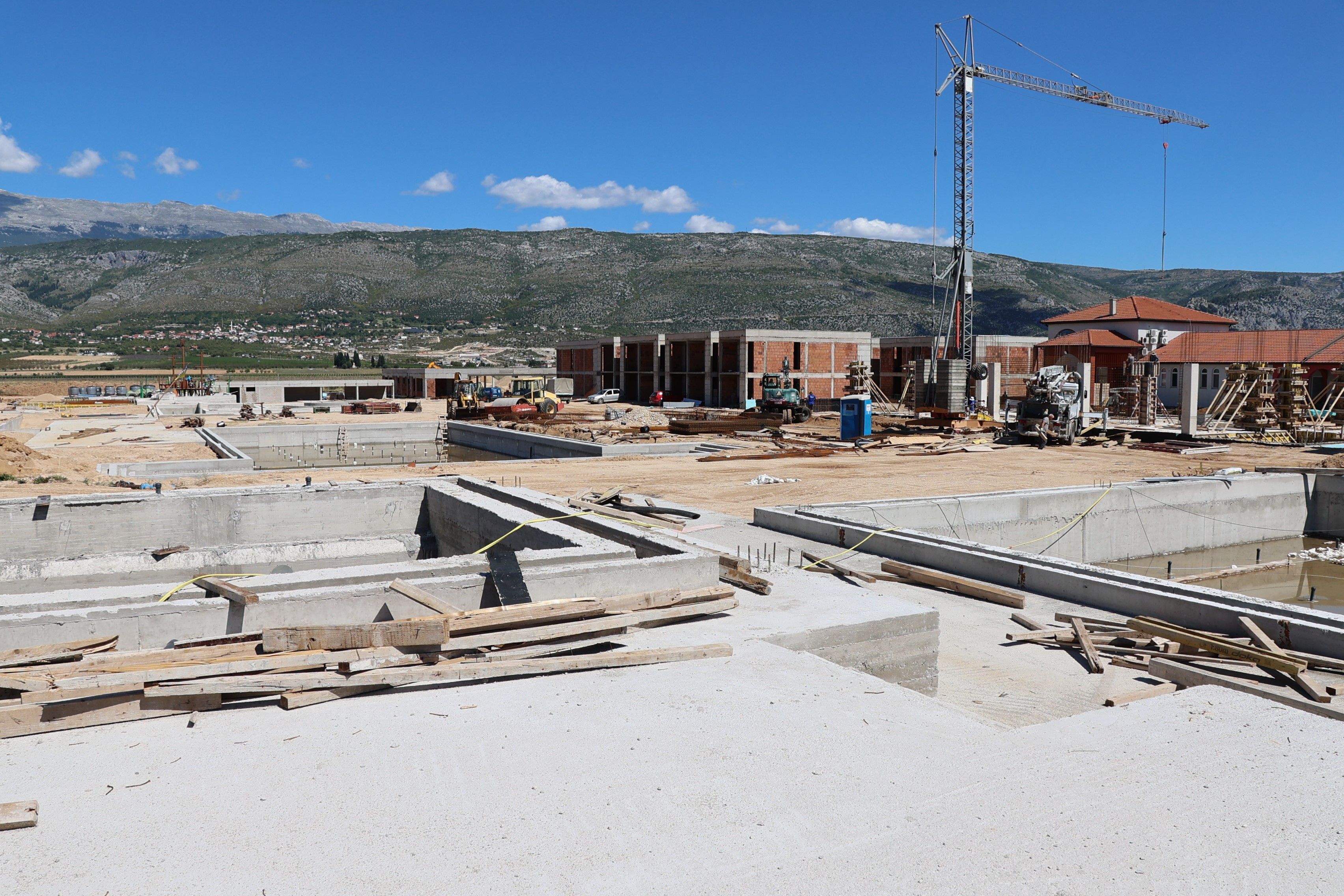 MOSTAR, 2. septembra (FENA) - Aquapark u Mostaru gradi domaći, a ne strani investitor kako je to ranije objavljeno u nekim medijima, potvrdio je za Fenu predsjednik Gradskog vijeća (GV) Mostara Đani Rahimić.(Foto FENA/Mario Obrdalj)