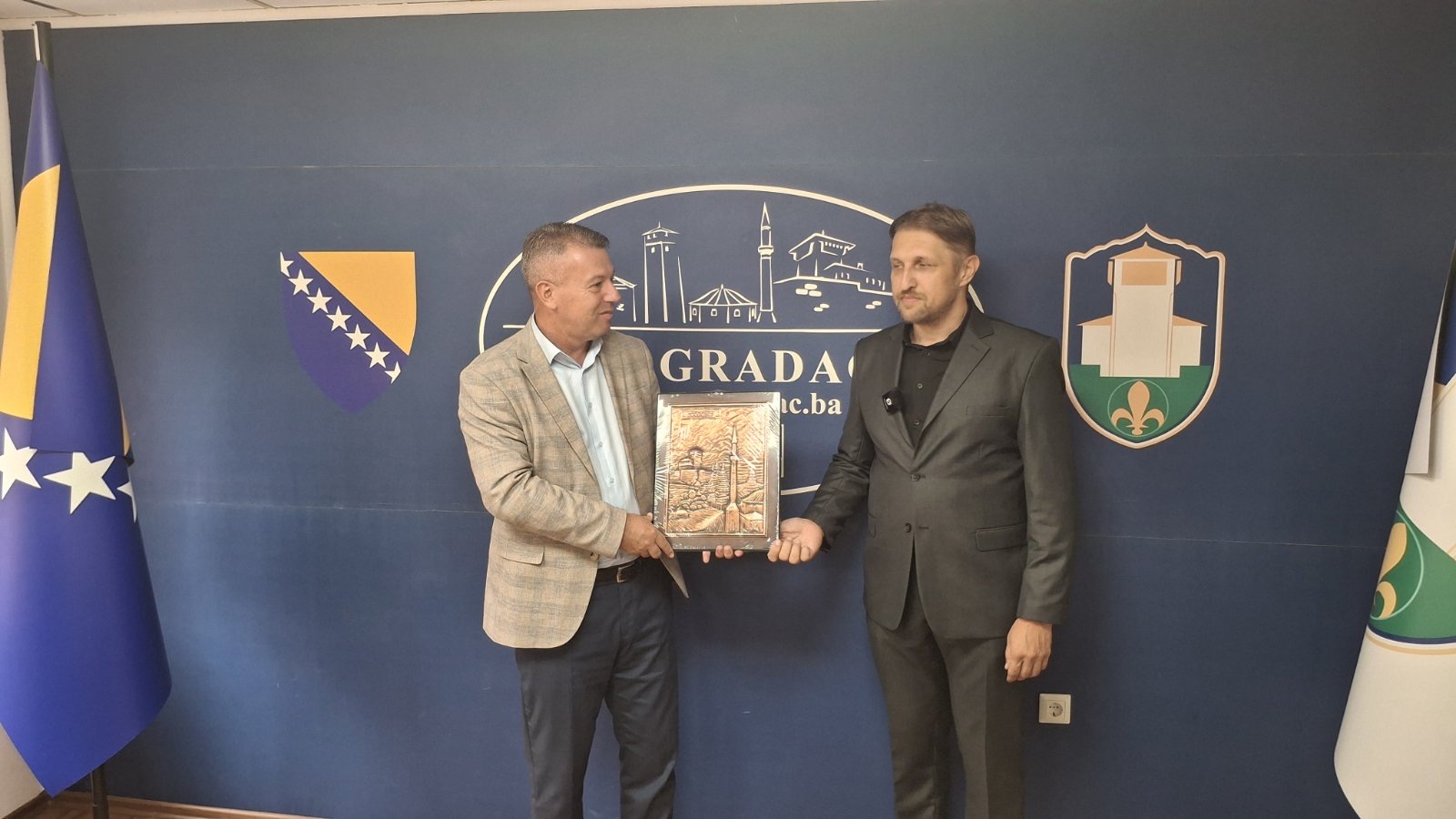 Gradonačelnik Gradačca Hajrudin Mehanović i historičar Emir Demir