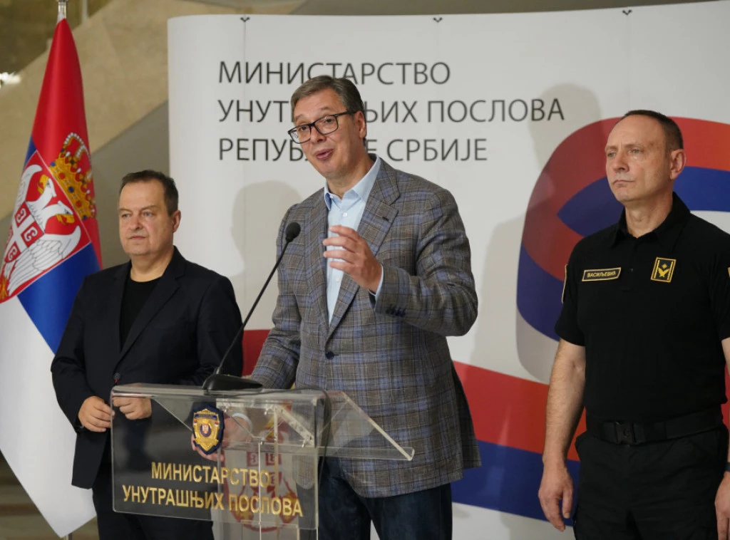 288838_vucic-protesti-nsad_f