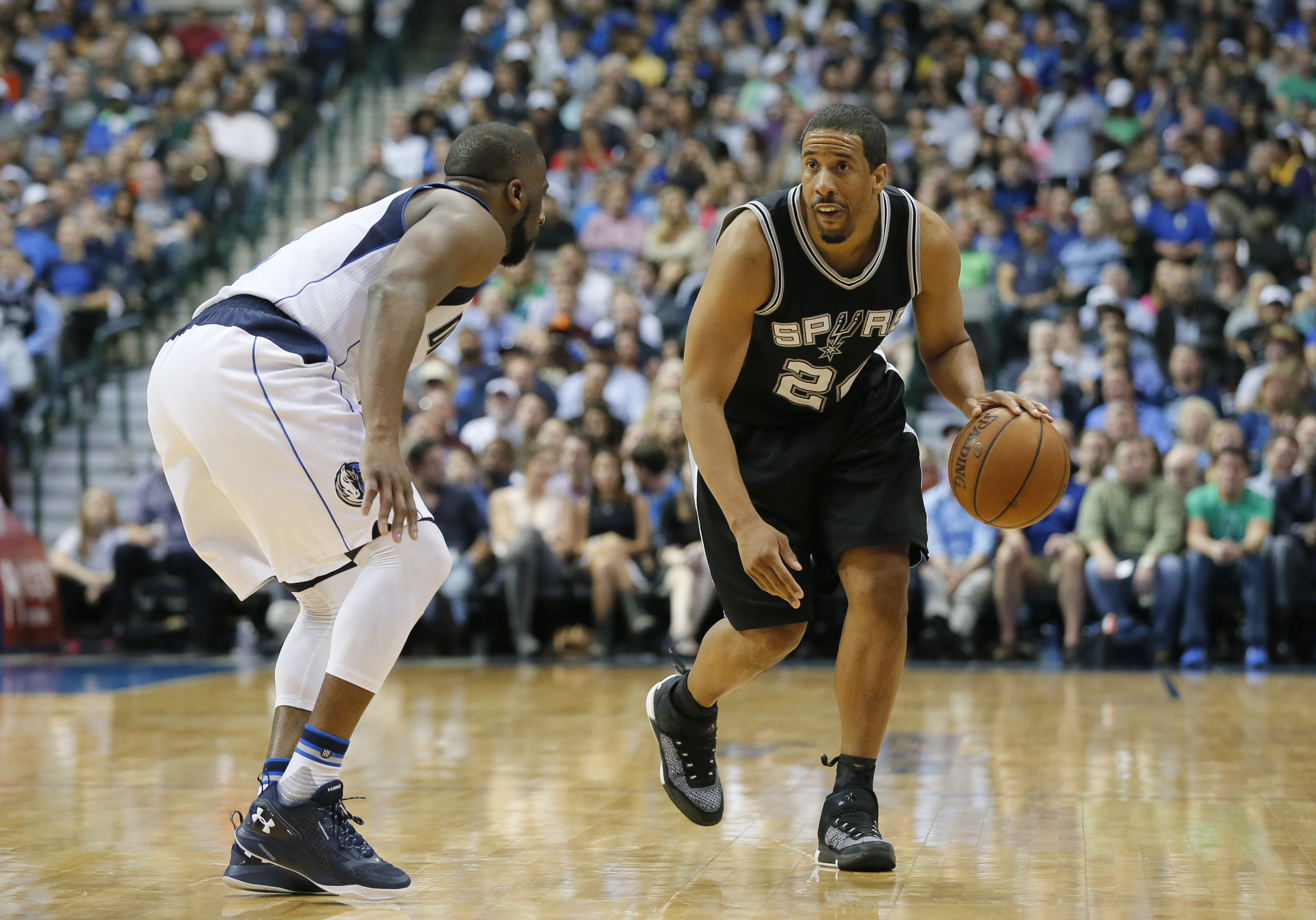 Dallas Mavericks' Raymond Felton, left, defends as San Antonio Spurs guard Andre Miller (24) handles the ball during an NBA basketball game, Wednesday, April 13, 2016, in Dallas. (AP Photo/Tony Gutierrez)