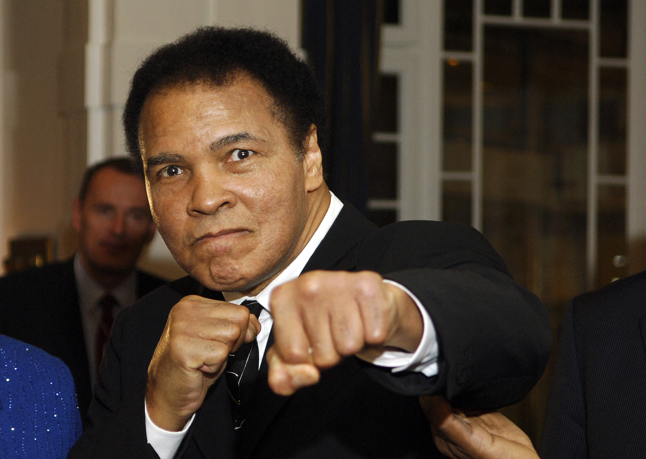 US former heavyweight boxing champion Muhammad Ali gives a punch in front of photographers at hotel Belvedere in Davos 28 January 2006. AFP PHOTO ERIC FEFERBERG (Photo by ERIC FEFERBERG / AFP)