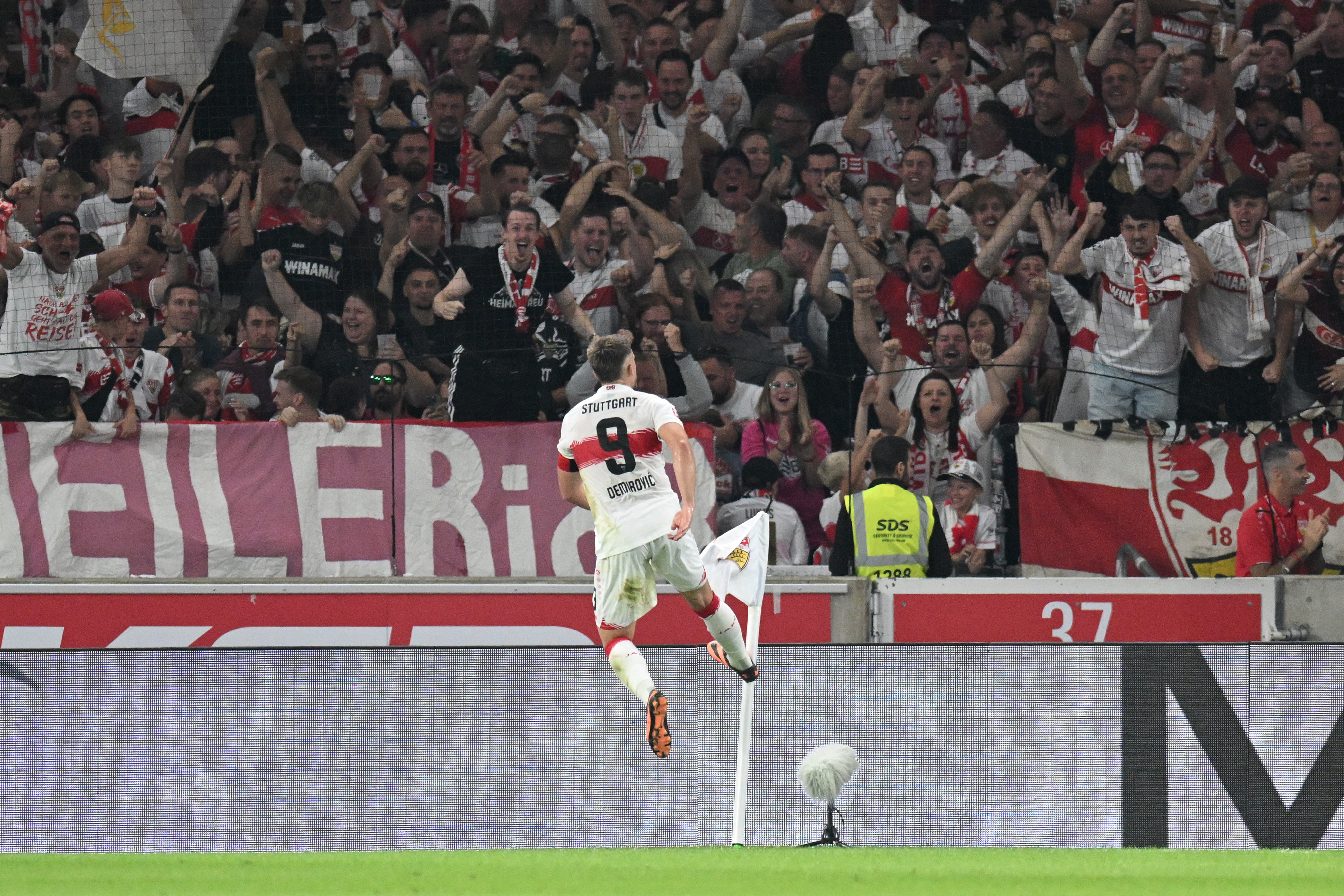 Stuttgart's Bosnian forward #09 Ermedin Demirovic celebrates