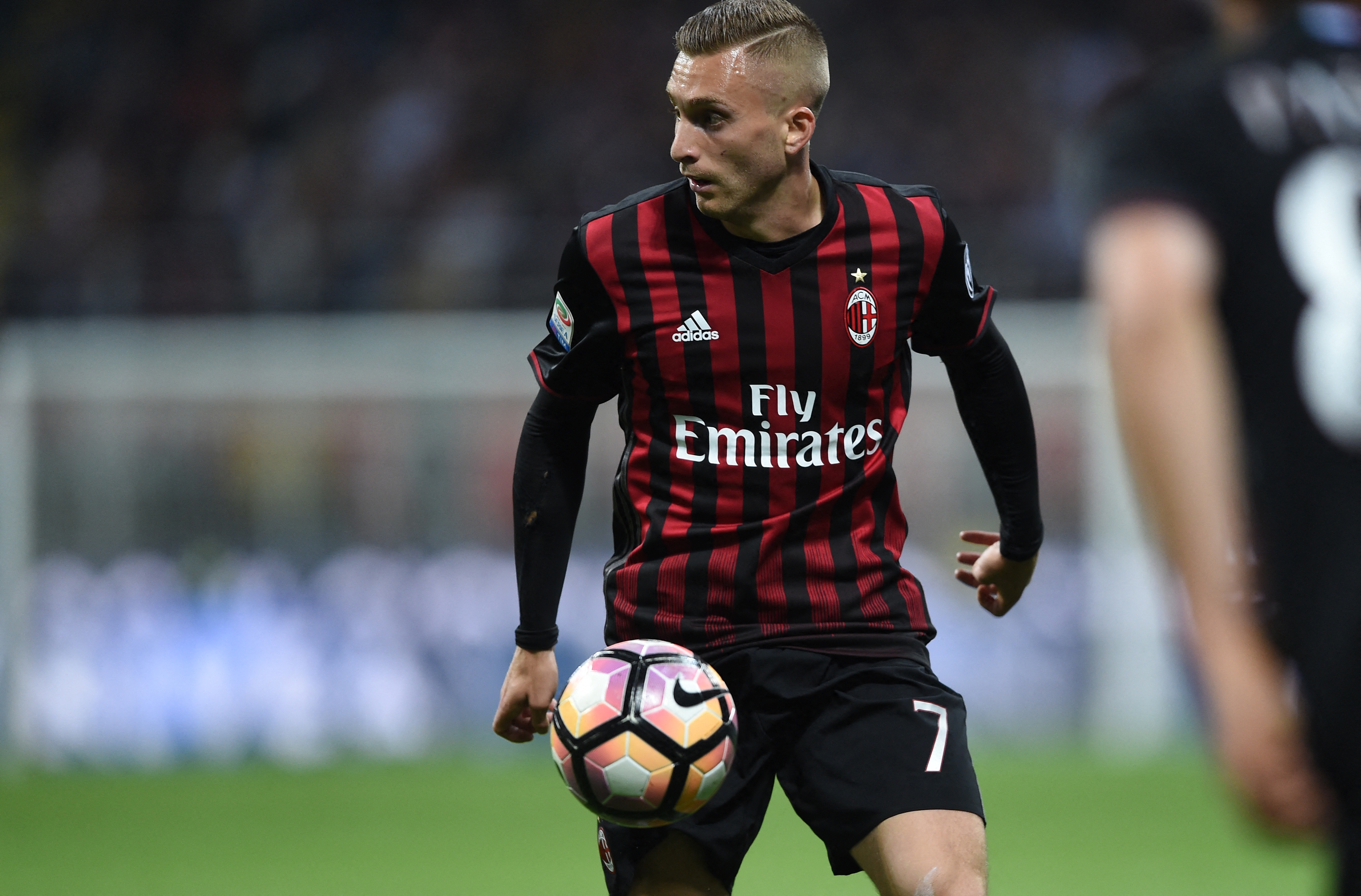 AC Milan's forward from Spain Gerard Deulofeu controls the ball during the Italian Serie A football match AC Milan vs AS Roma at the San Siro stadium in Milan on Mai 7, 2017. (Photo by FILIPPO MONTEFORTE / AFP)