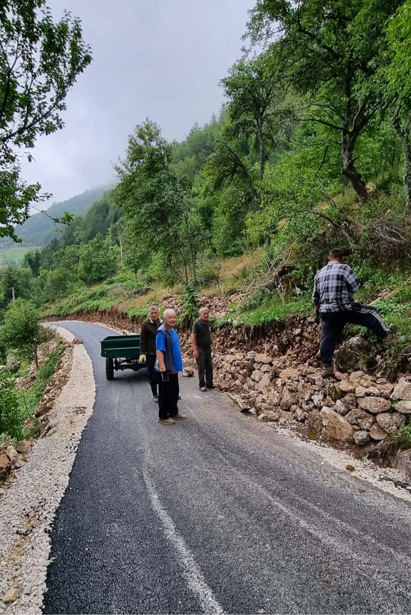 radovi na asfaltiranju puta iz Krušev  dola.jpg