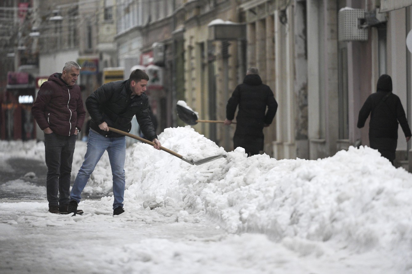 Ledena kiša i snijeg donijeli nove probleme građanima Sarajeva