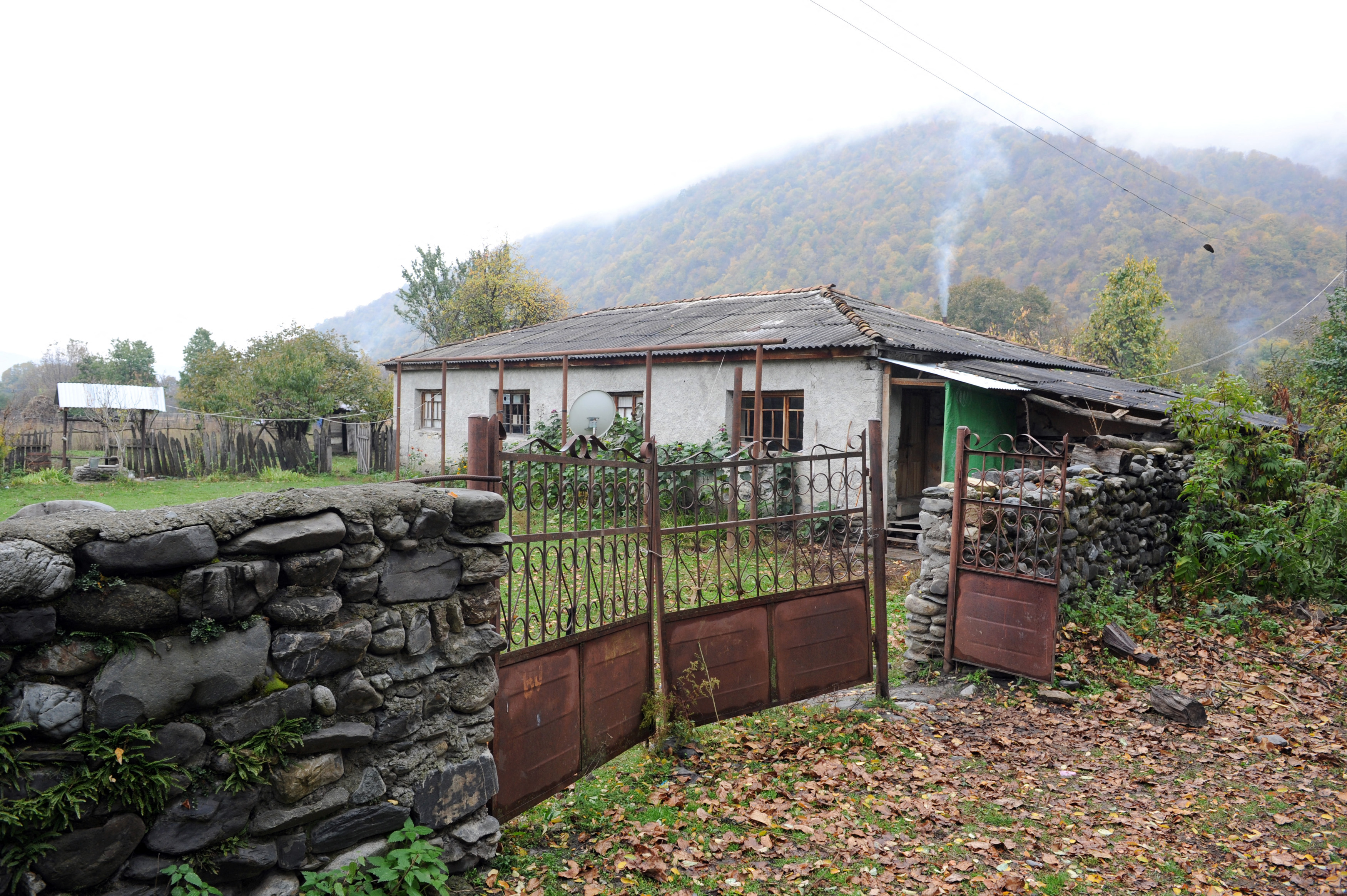 TO GO WITH AFP STORY BY IRAKLI METREVELIA picture taken on November 1, 2014 shows a house of Temur Batirashvili, a 70-year-old subsistence farmer in the village of Birkiani.  Credit line: VANO SHLAMOV / AFP / Profimedia