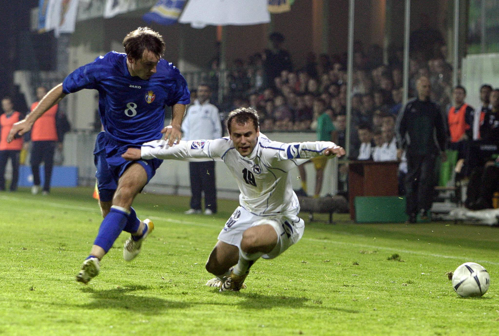 Mladen Bartolovic (R) from Bosnia and Herzegovina vies for the ball with Olexici Ghenadie (L) from Moldova, during the qualifiyng match for the EURO 2008, in Chisinau, 07 October 2006. AFP PHOTO STRINGER (Photo by AFP)