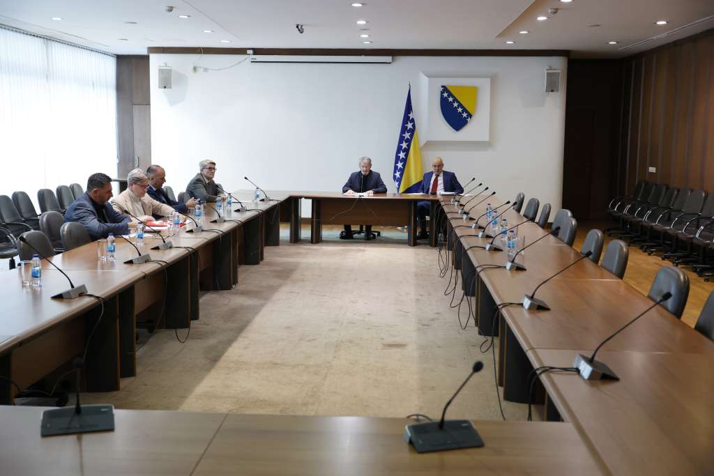 l_aa6d50265077ef5c584e91efaed49611