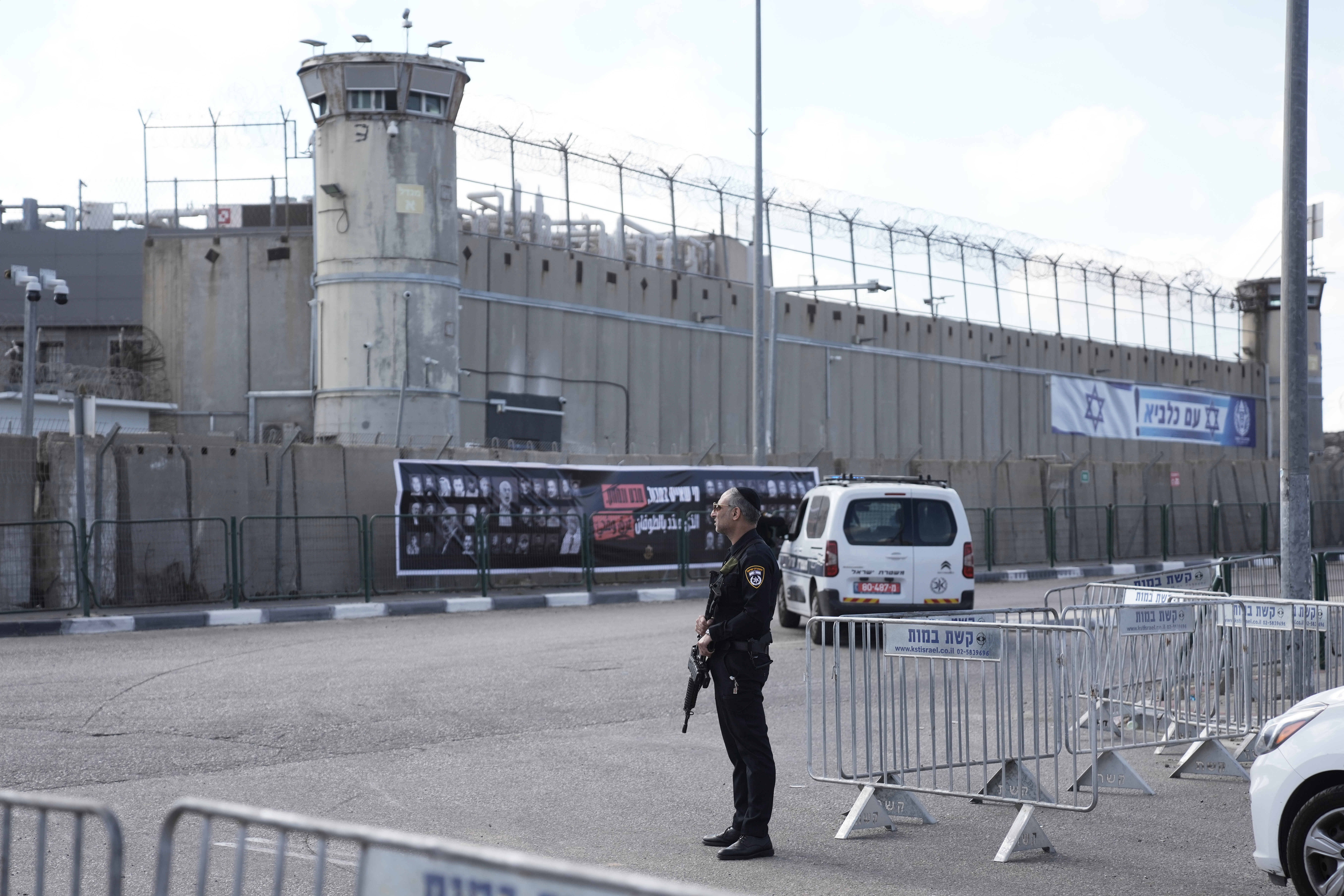 An Israeli police officer stands outside Ofer military prison near Jerusalem, Monday, Oct. 13, 2025. (AP Photo/Mahmoud Illean, File)