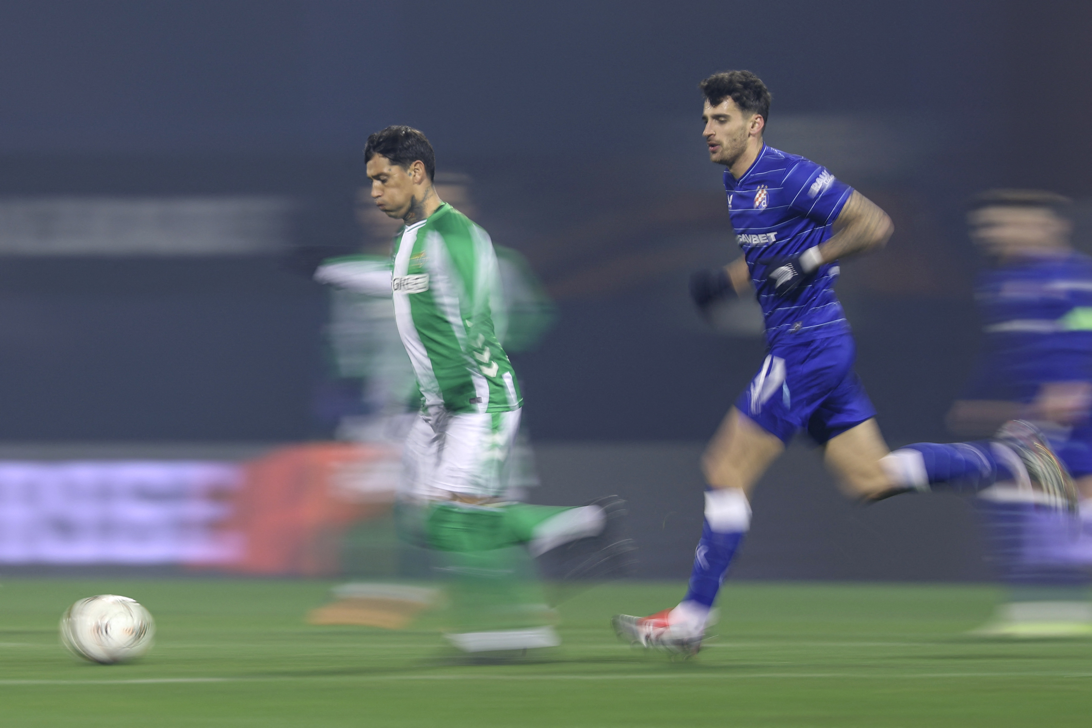 Real Betis' Argentine forward #09 Chimy Avila (L) runs with the ball in front of Dina