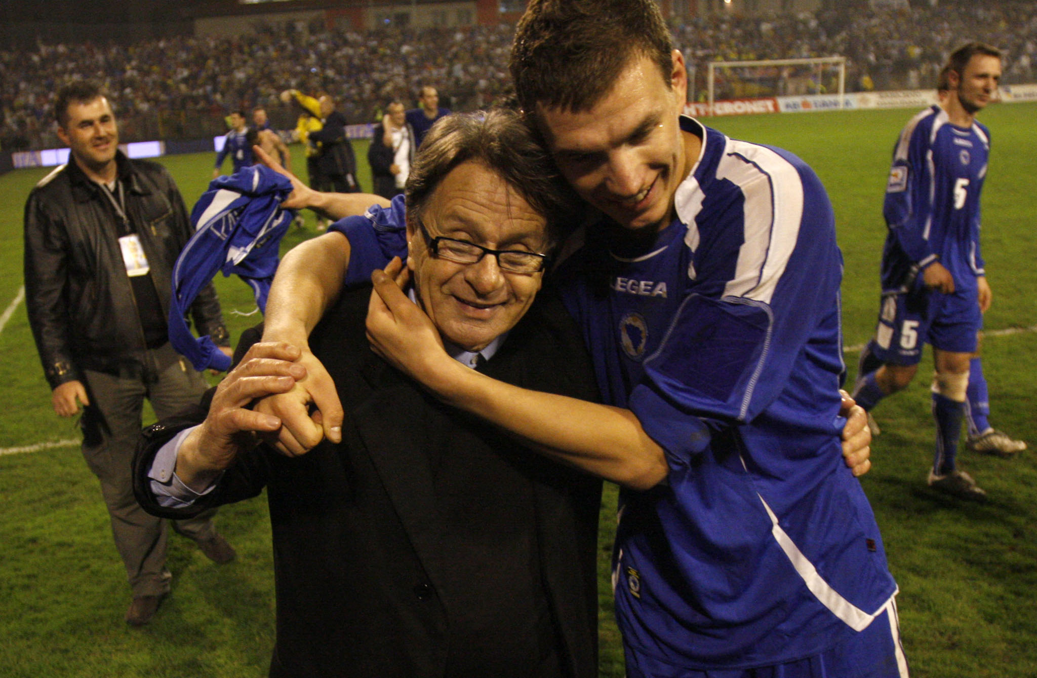 Bosnia's Edin Dzeko (R) hugs Bosnia's national team coach Miroslav Blazevic (L) after their football World Cup qualifier match versus national team of Belgium, in Zenica, on 1 April, 2009. Bosnia won the game 2 : 1. AFP PHOTO ELVIS BARUKCIC (Photo by ELVI