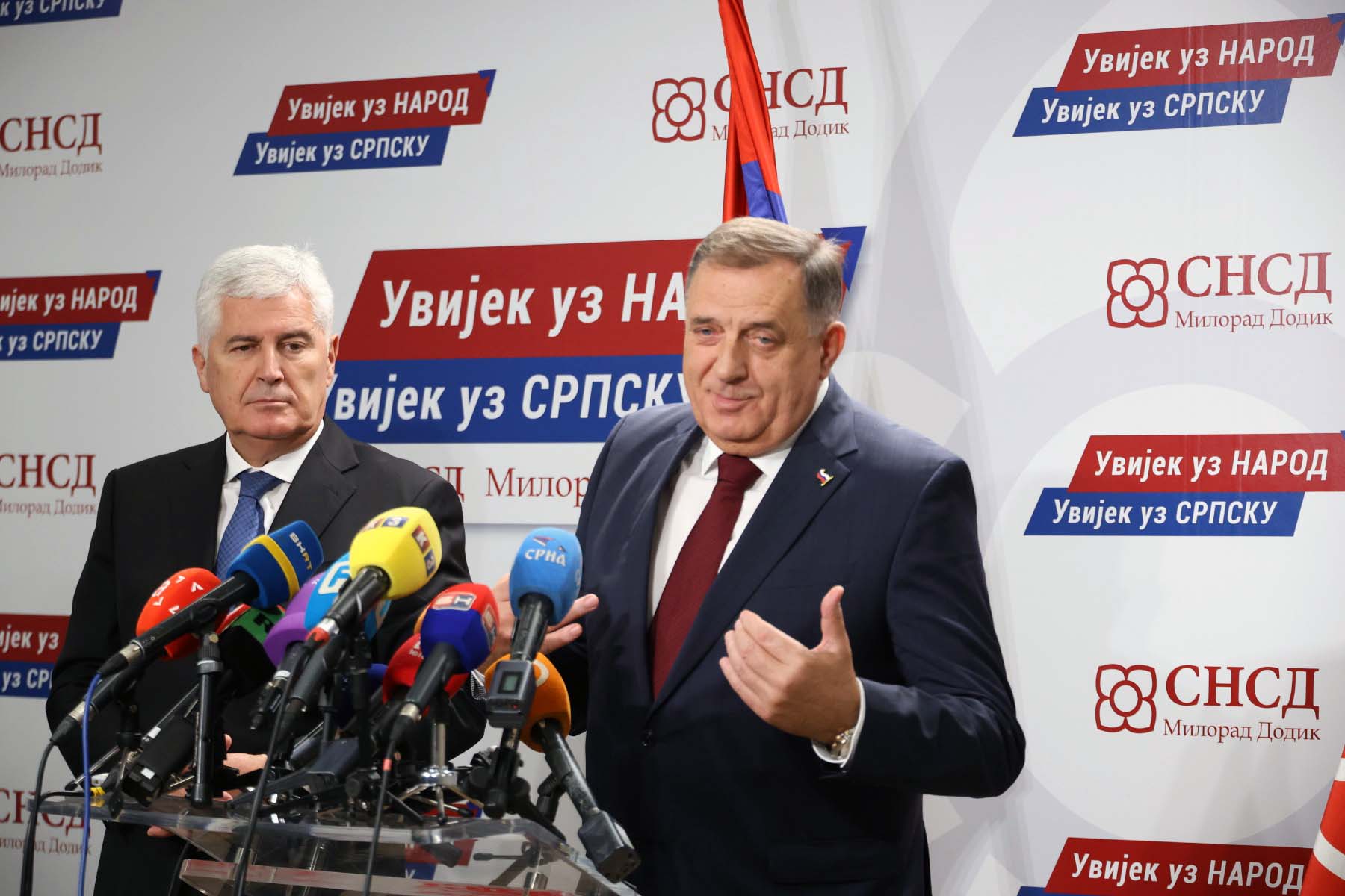 БАЊАЛУКА, 12. ОКТОБРА /СРНА/ - Лидери СНСД-а и ХДЗ-а БиХ Милорад Додик и Драган Човић на конференцији за новинаре данас у Бањалуци након састанка делегација СНСД-а и ХДЗ-а БиХ. /Фото - Борислав Здриња/