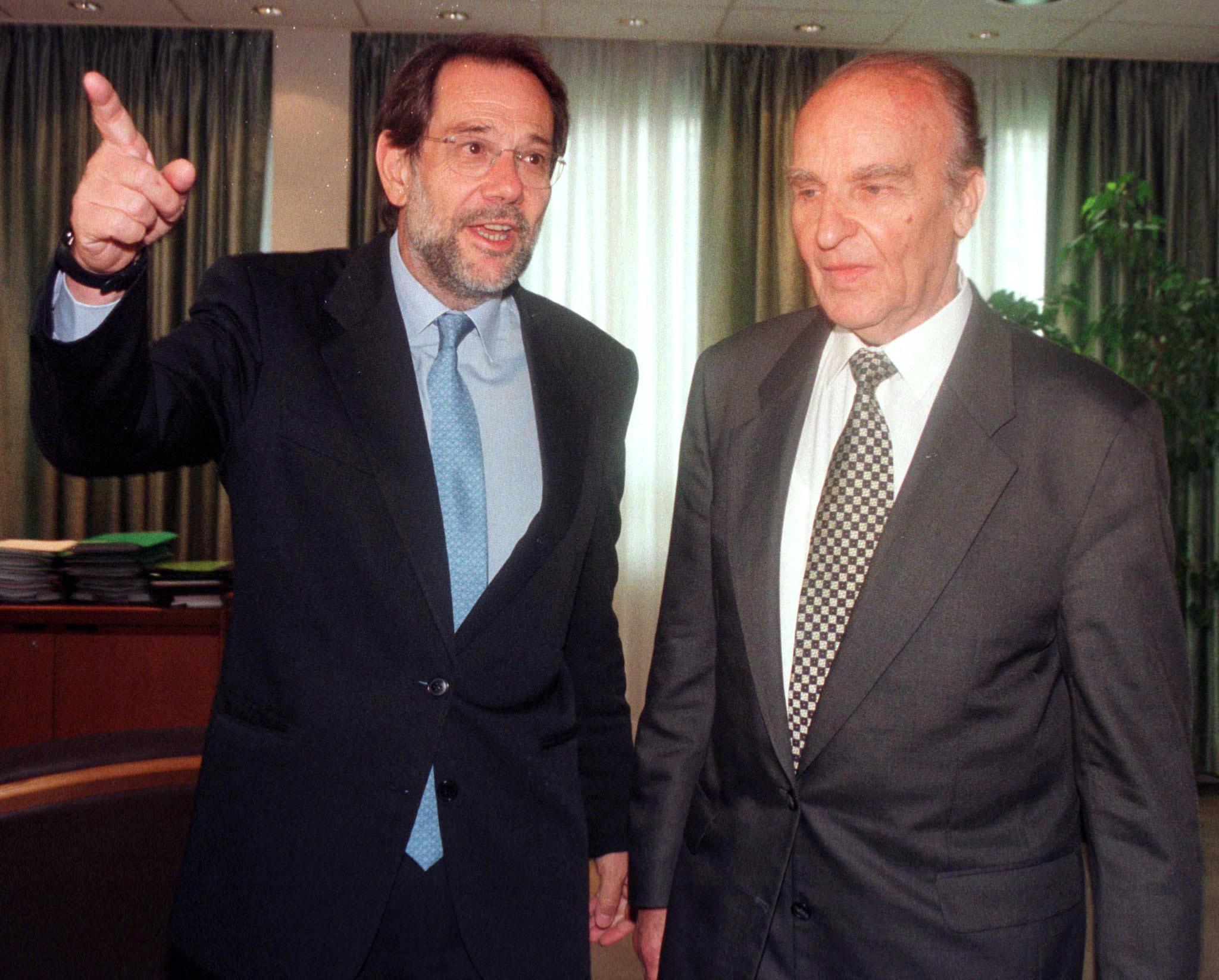 NATO Secretary General Javier Solana (L) gestures 23 June as he poses for the press along with Bosnian President Alija Izetbegovic (R) prior to their meeting at the NATO headquarters in Brussels. (Photo by MOSSAY / BELGA / AFP)