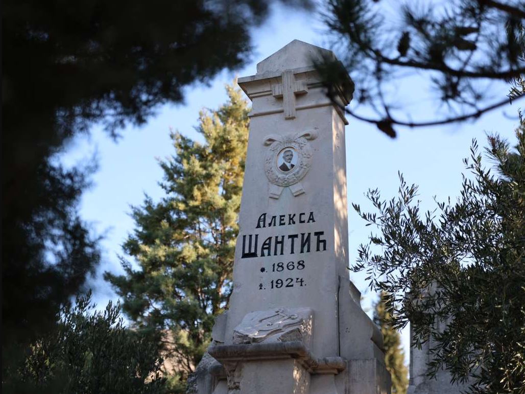 aleksan šantić spomenik mostar