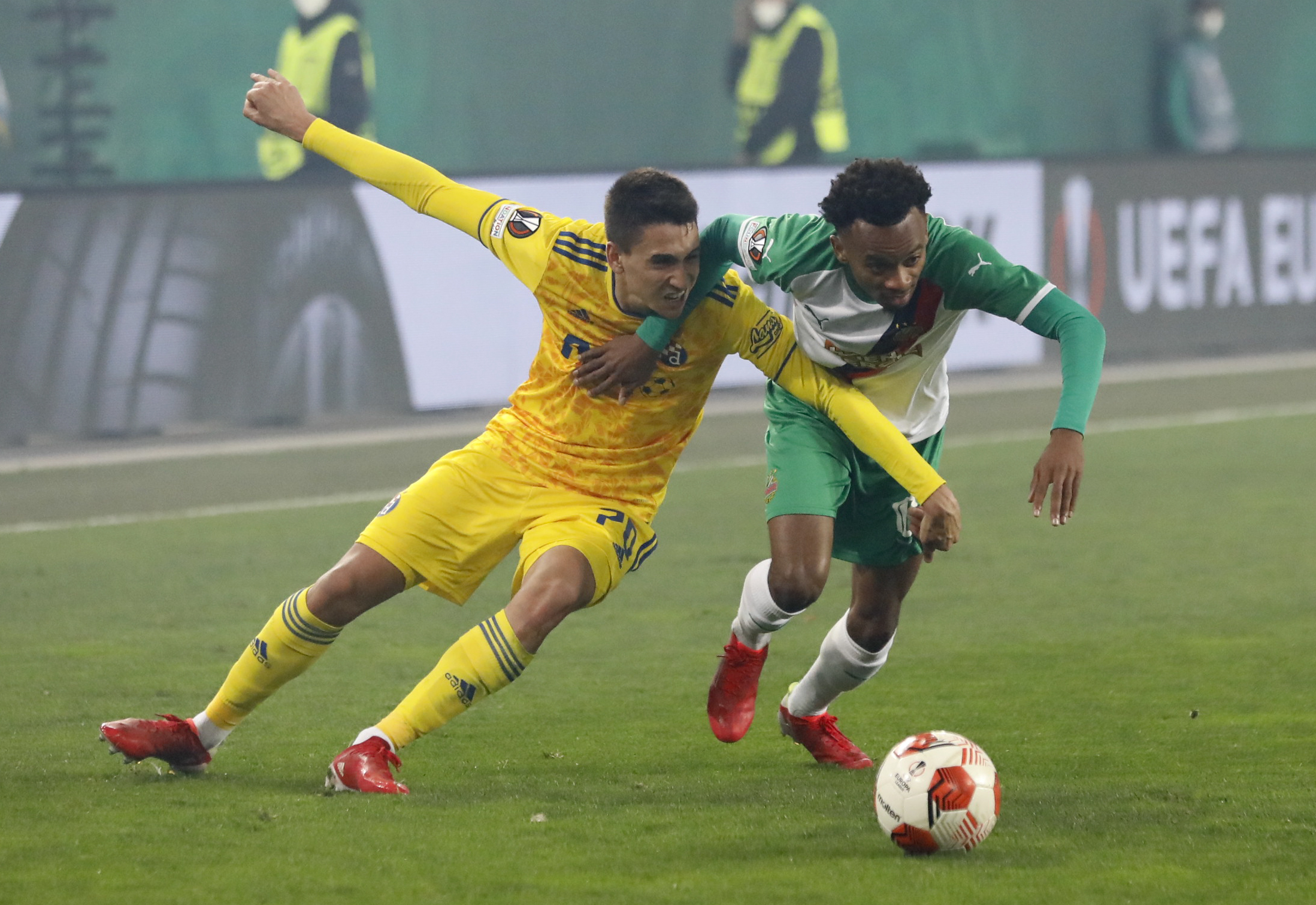 Rapid Wien's Thierno Ballo, right, vies for the ball with Dinamo Zagreb's Luka Menalo during the Europa League group H soccer match between Rapid Wien and Dinamo Zagreb at the Alianz stadium in Vienna, Austria, Thursday, Oct. 21, 2021. (AP Photo/Lisa Leut